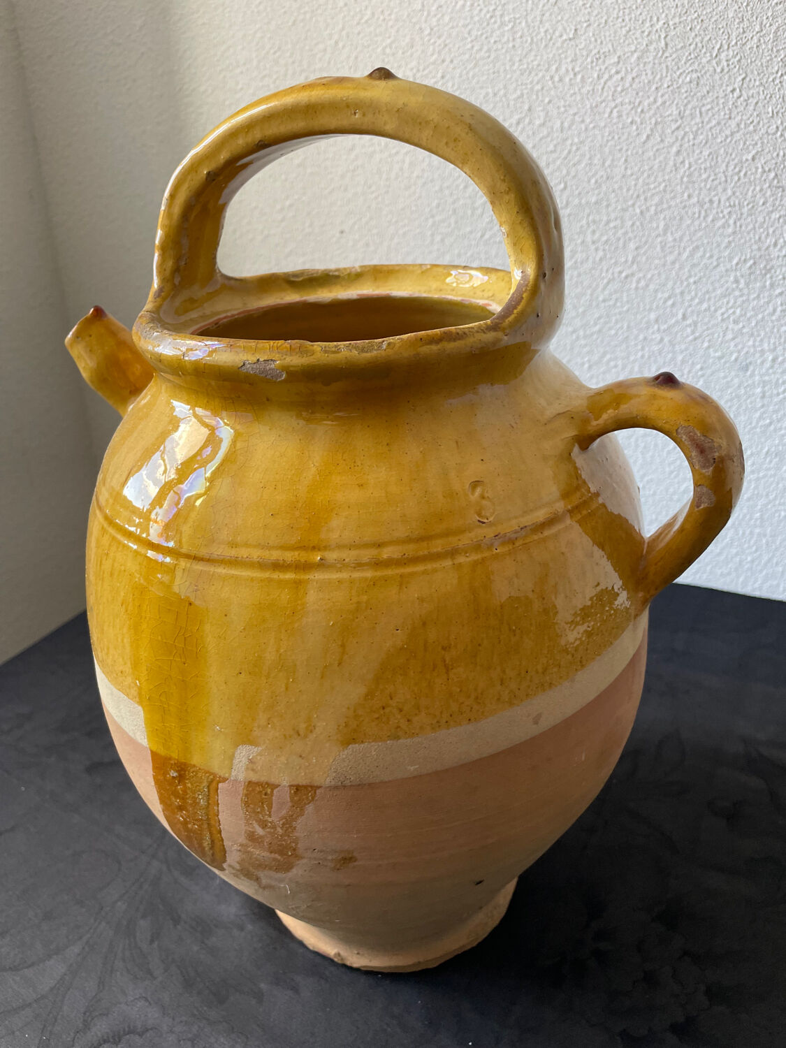 Cruche gargoulette chevrette en terre cuite vernissé jaune
