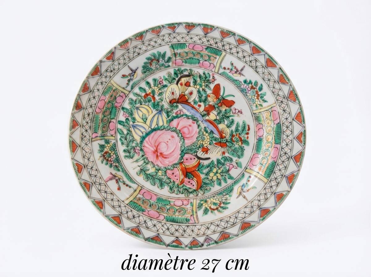 Vintage handmade Japanese plate in porcelain, hand-decorated.