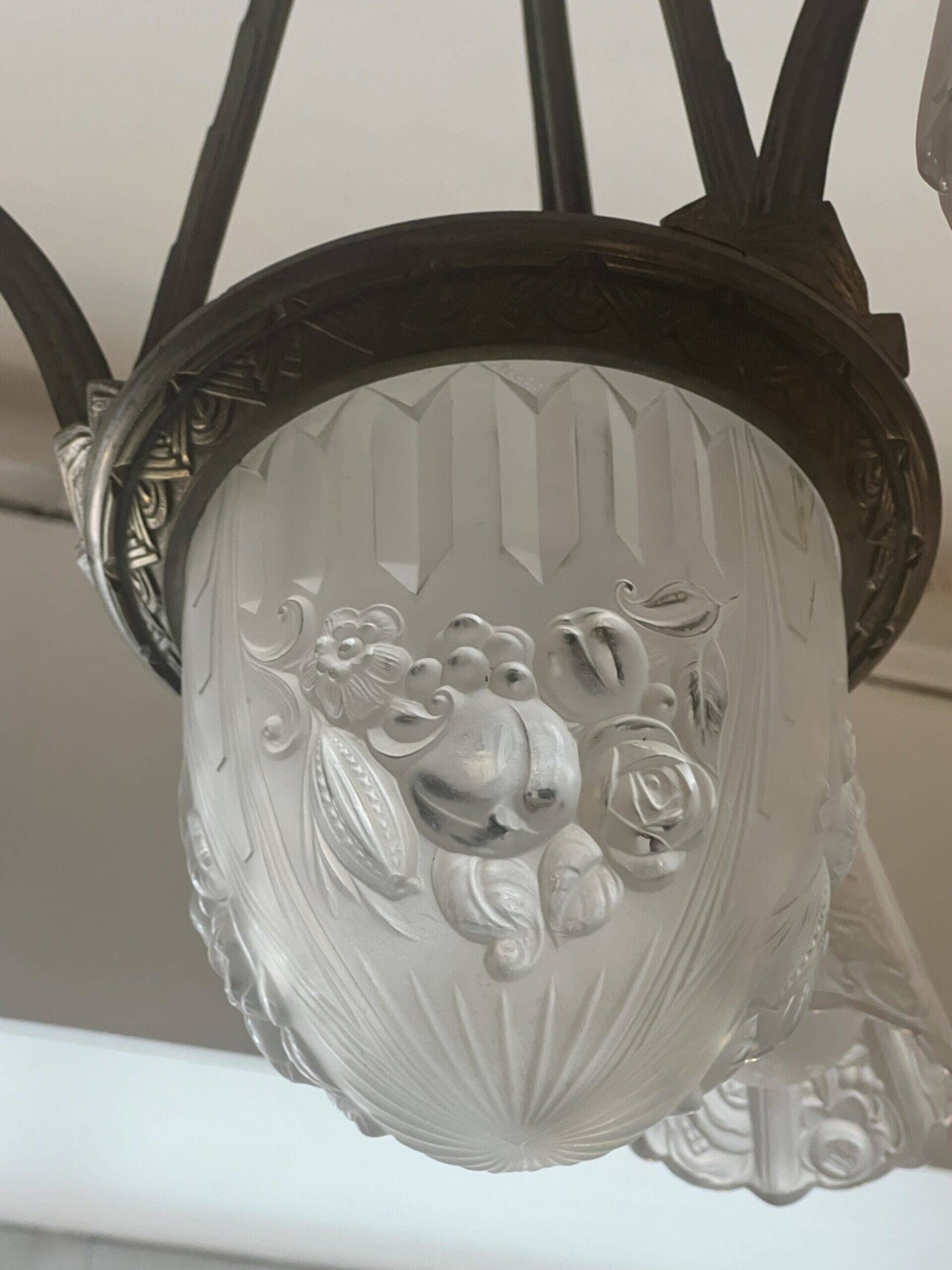 Pierre Gilles, beautiful art deco chandelier circa 1930 in bronze and molded glass