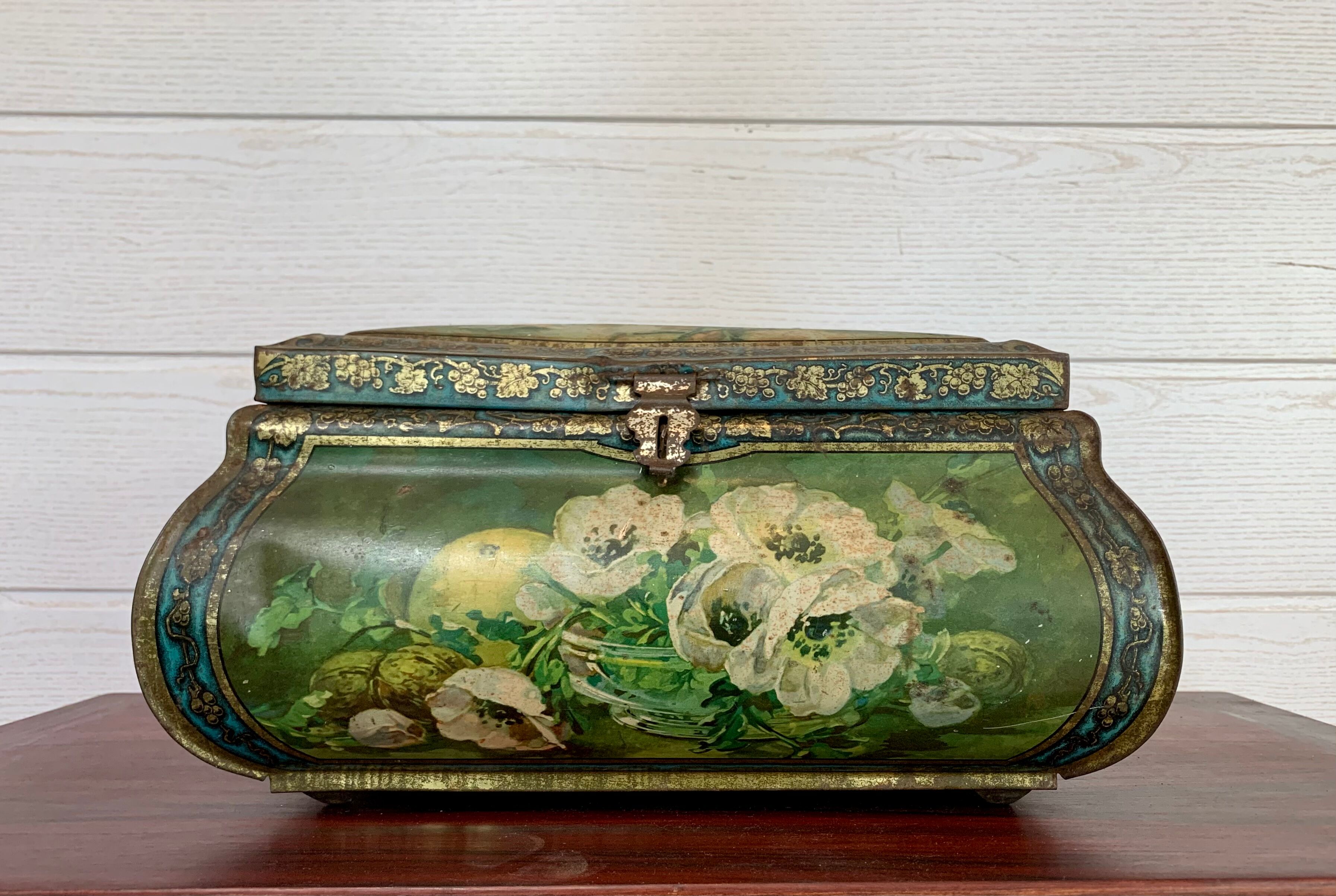 Old and large lithographed sheet metal box Japanese decoration
