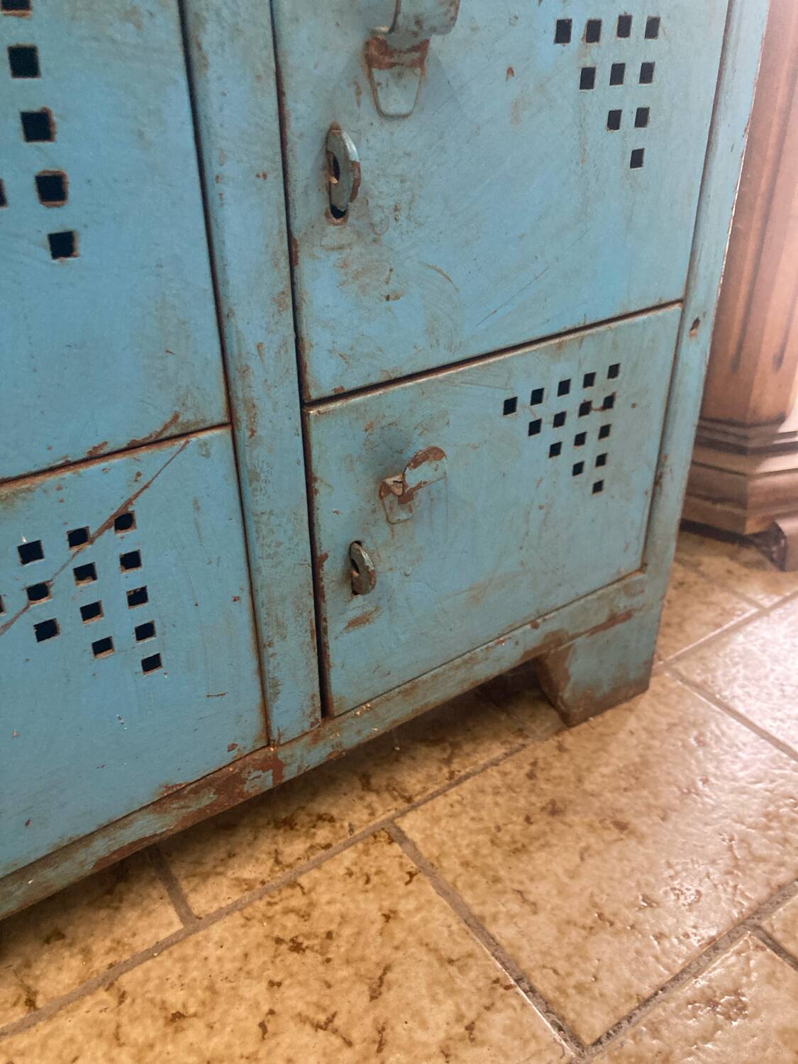 Workshop furniture with 20 blue lockers