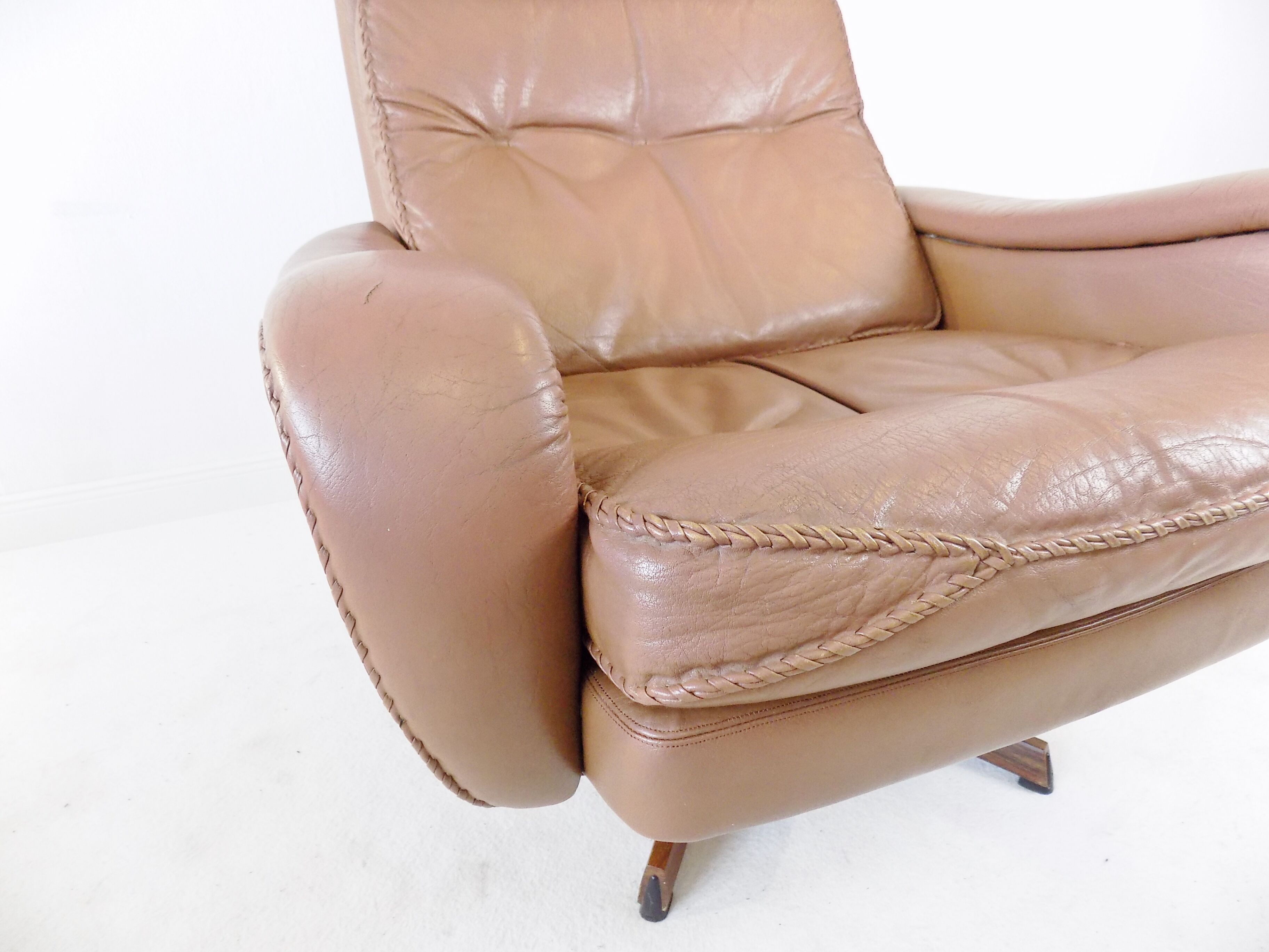 Fauteuil cuir avec pouf de Madsen & Schübel pour Bovenkamp
