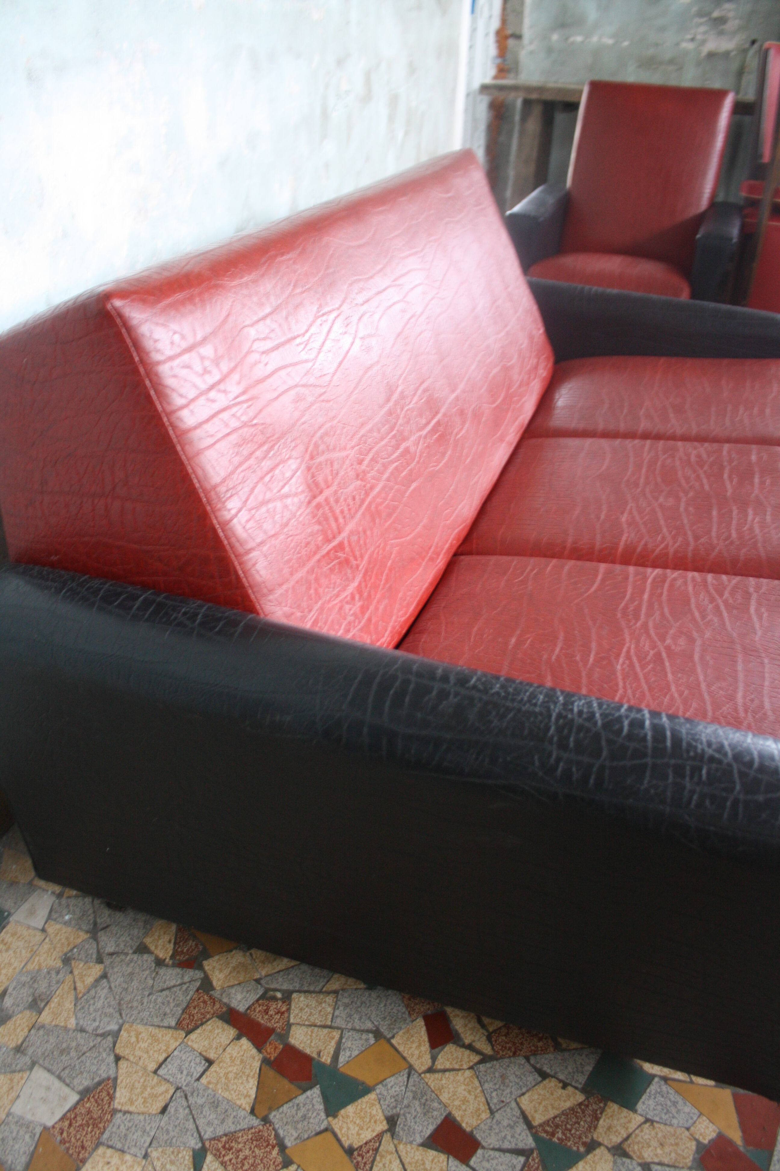 3-seater sofa and 2 rockabilly chairs in red and black skai