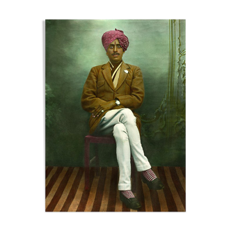 Portrait d’un gentleman inconnu, Rajasthan vers 1920, photographie ancienne colorée