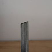 Soliflore ou bougeoir vintage en métal argenté – Colonne cannelée sur socle carré