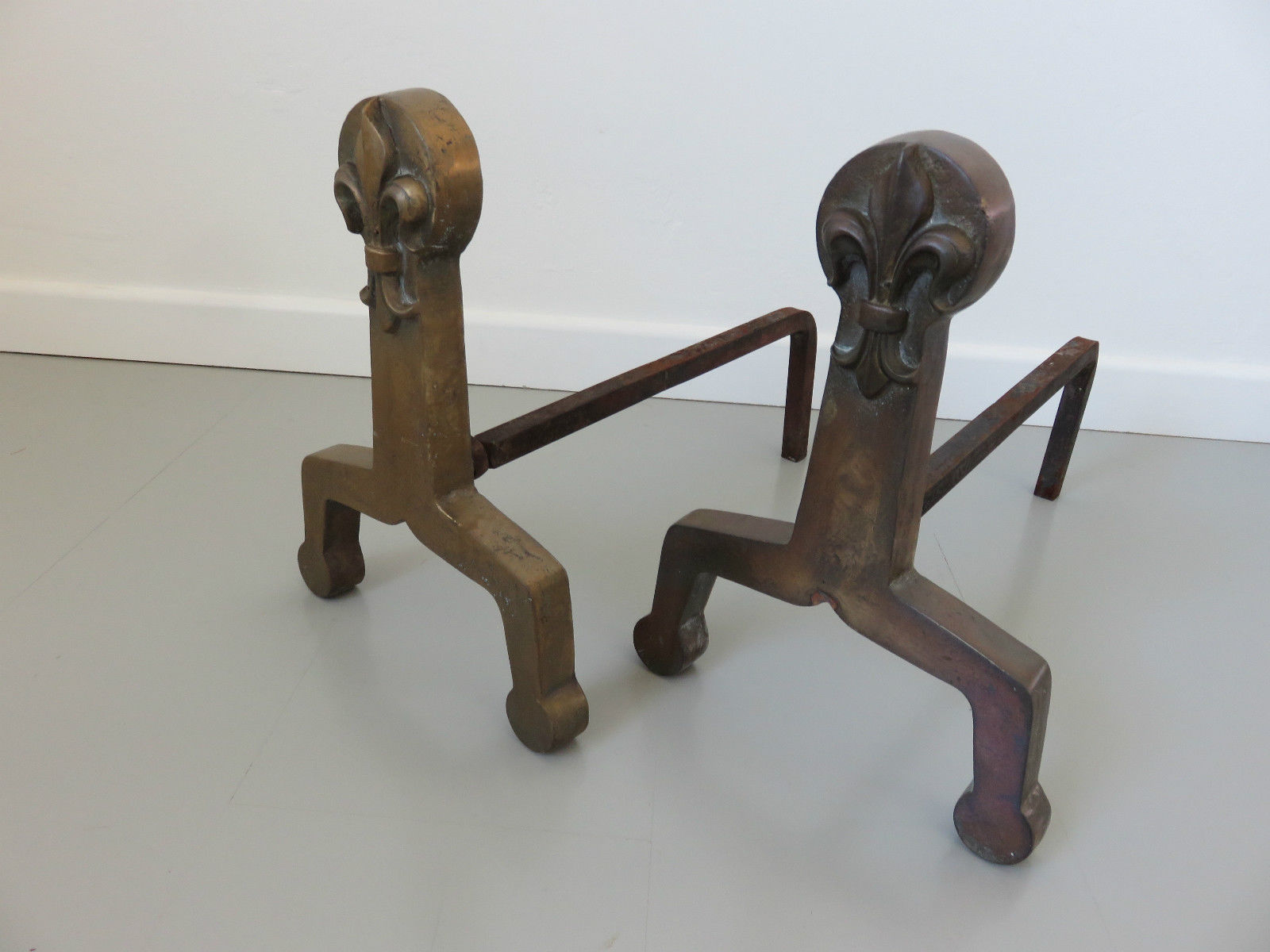 Paire de chenets modernistes en bronze massif
