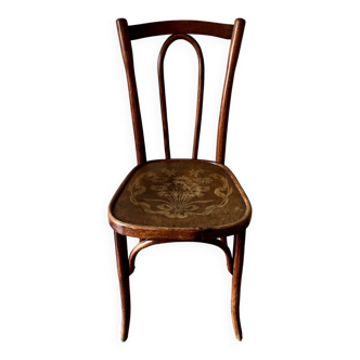 Bistro chair in curved beech and embossed seat