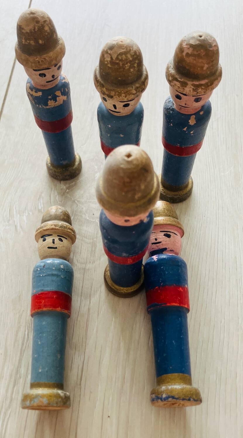 Set of 6 small soldiers