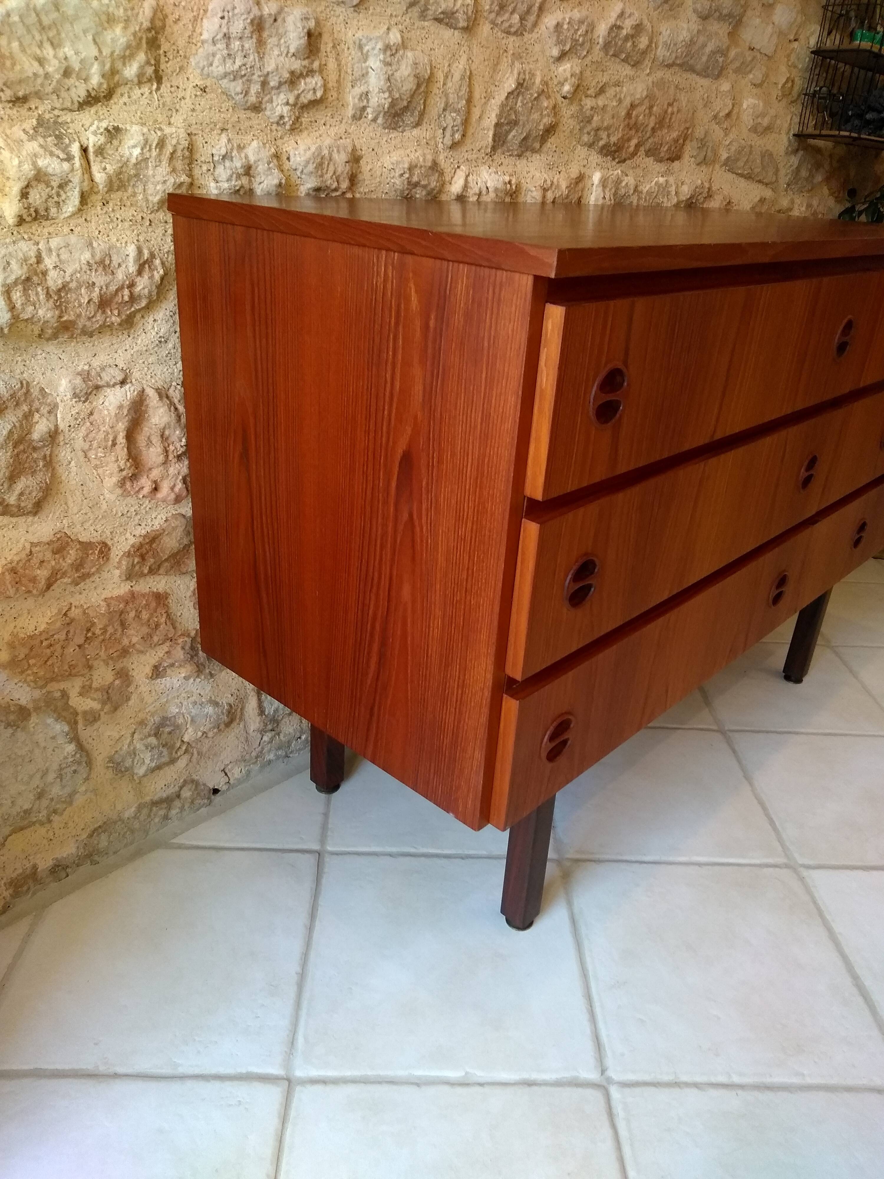 Scandinavian commodus/hairdresser