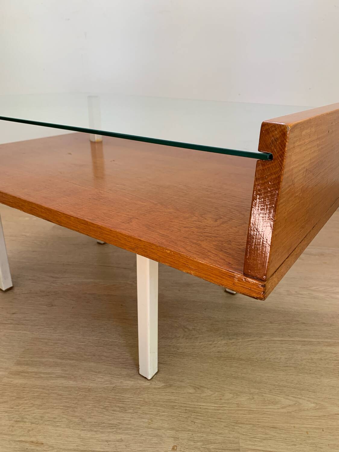 Table basse moderniste en bois , métal et verre