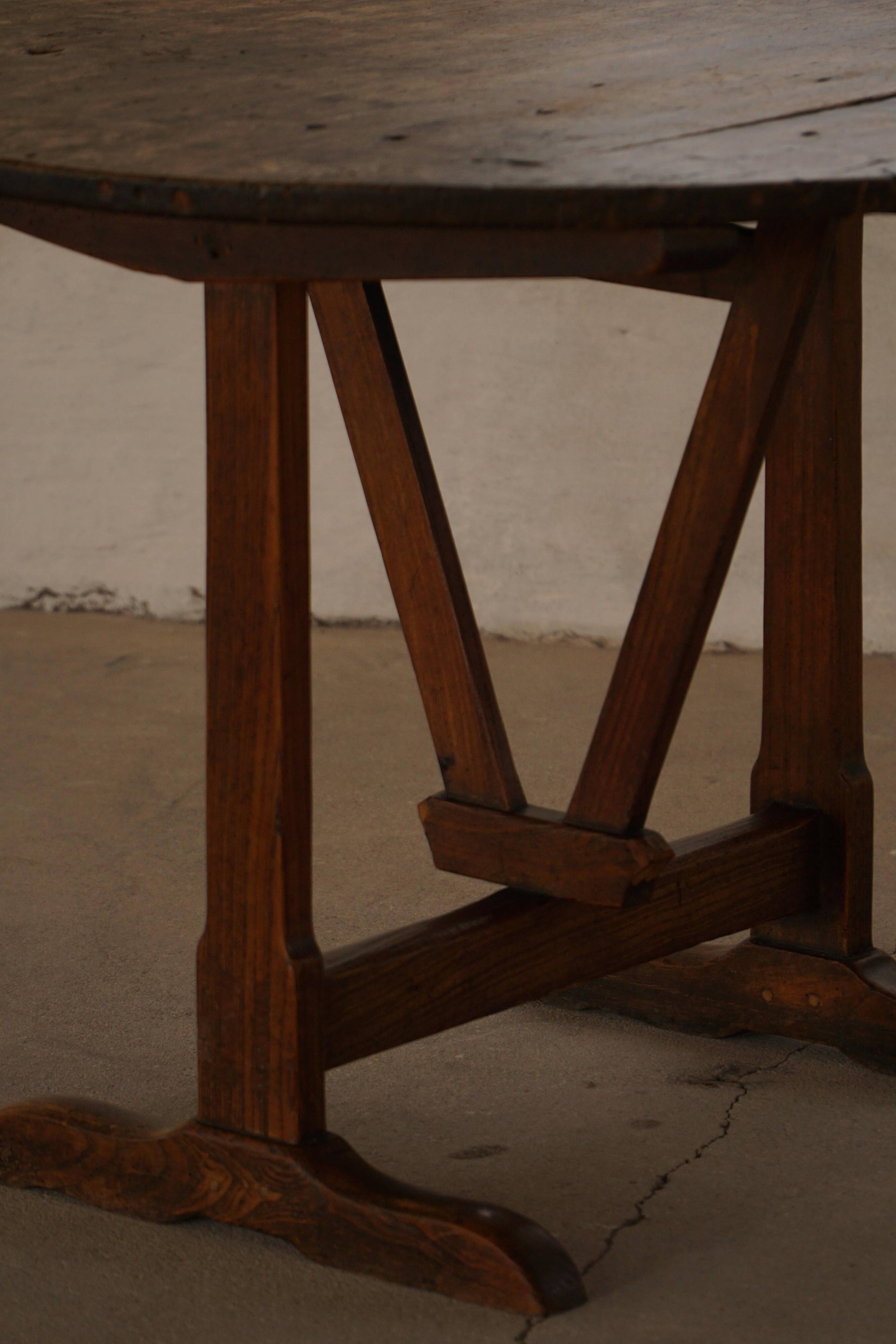 Round table with a tilting top from a 19th-century provincial French winemaker in oak.
