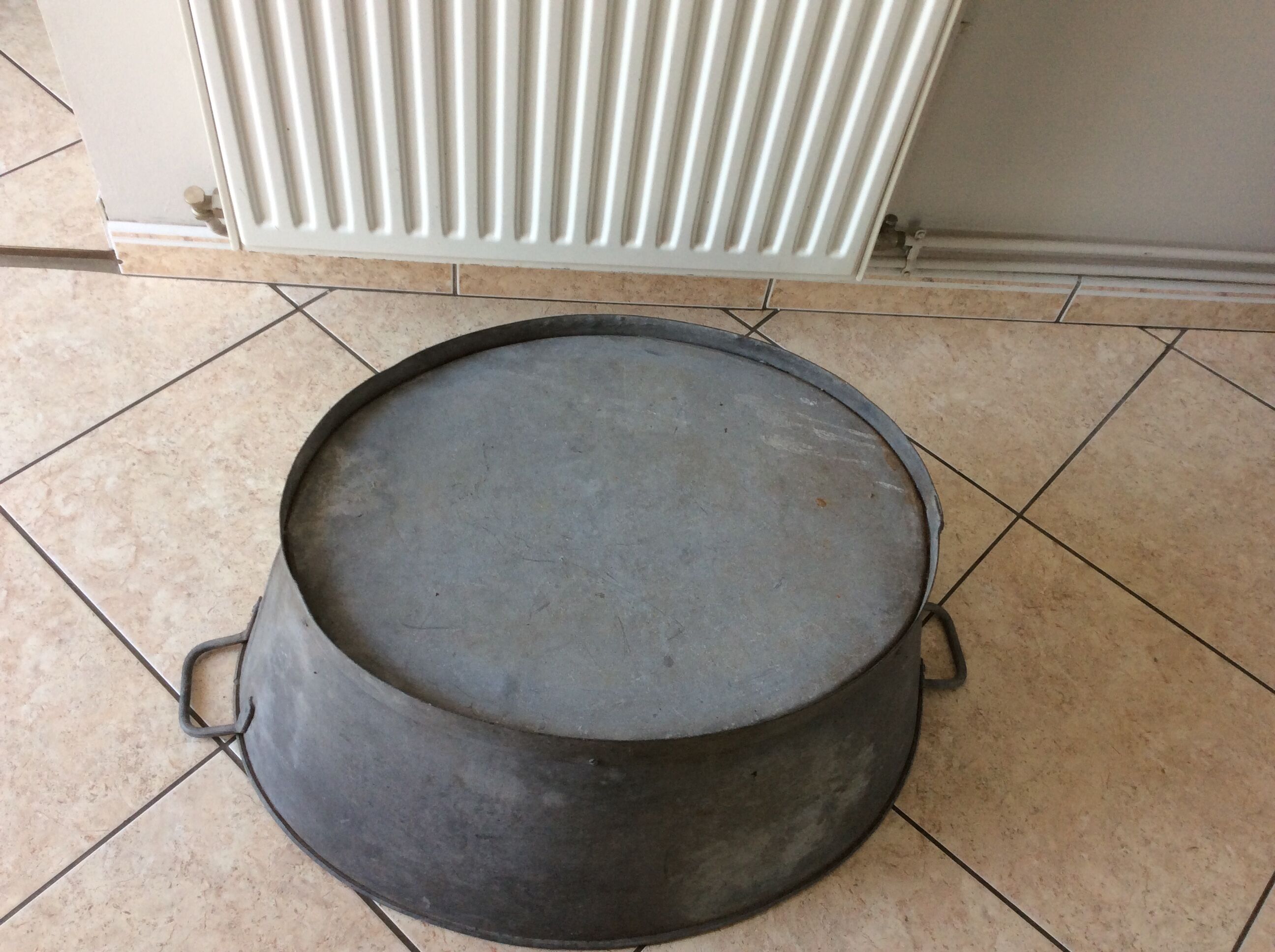 Oval zinc basin