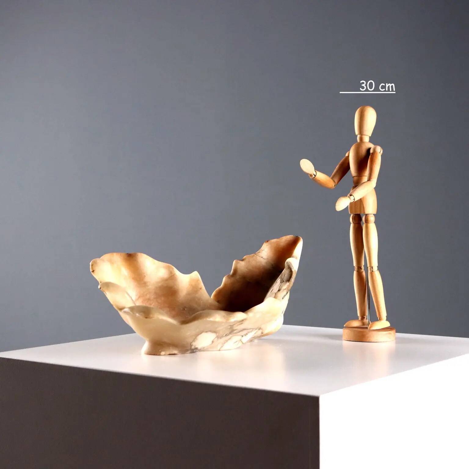 Antique alabaster centrepiece in the shape of a shell, 19th-20th century.