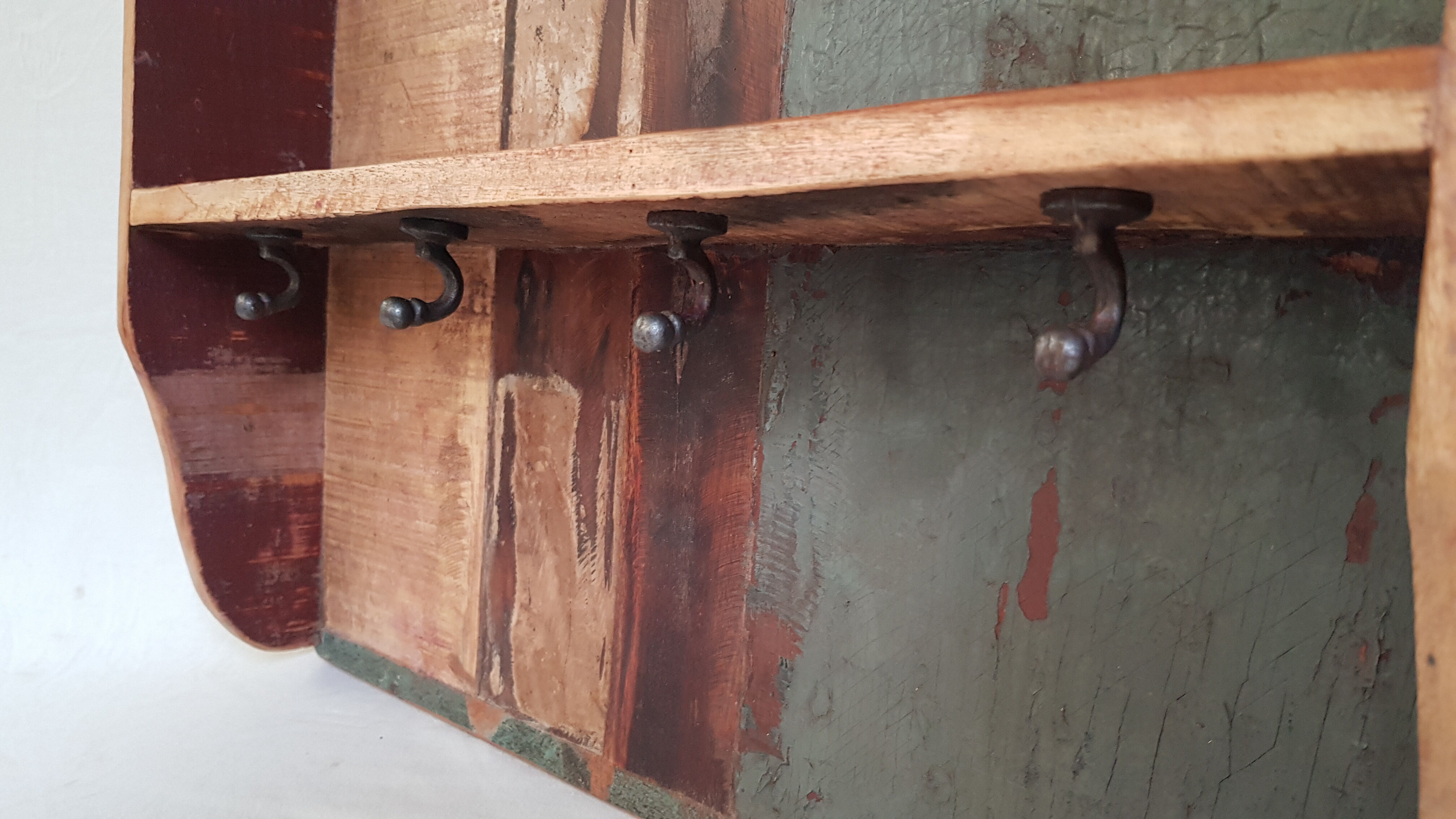 Wall shelf 3 shelves + 4 hooks cast iron in polychrome wood