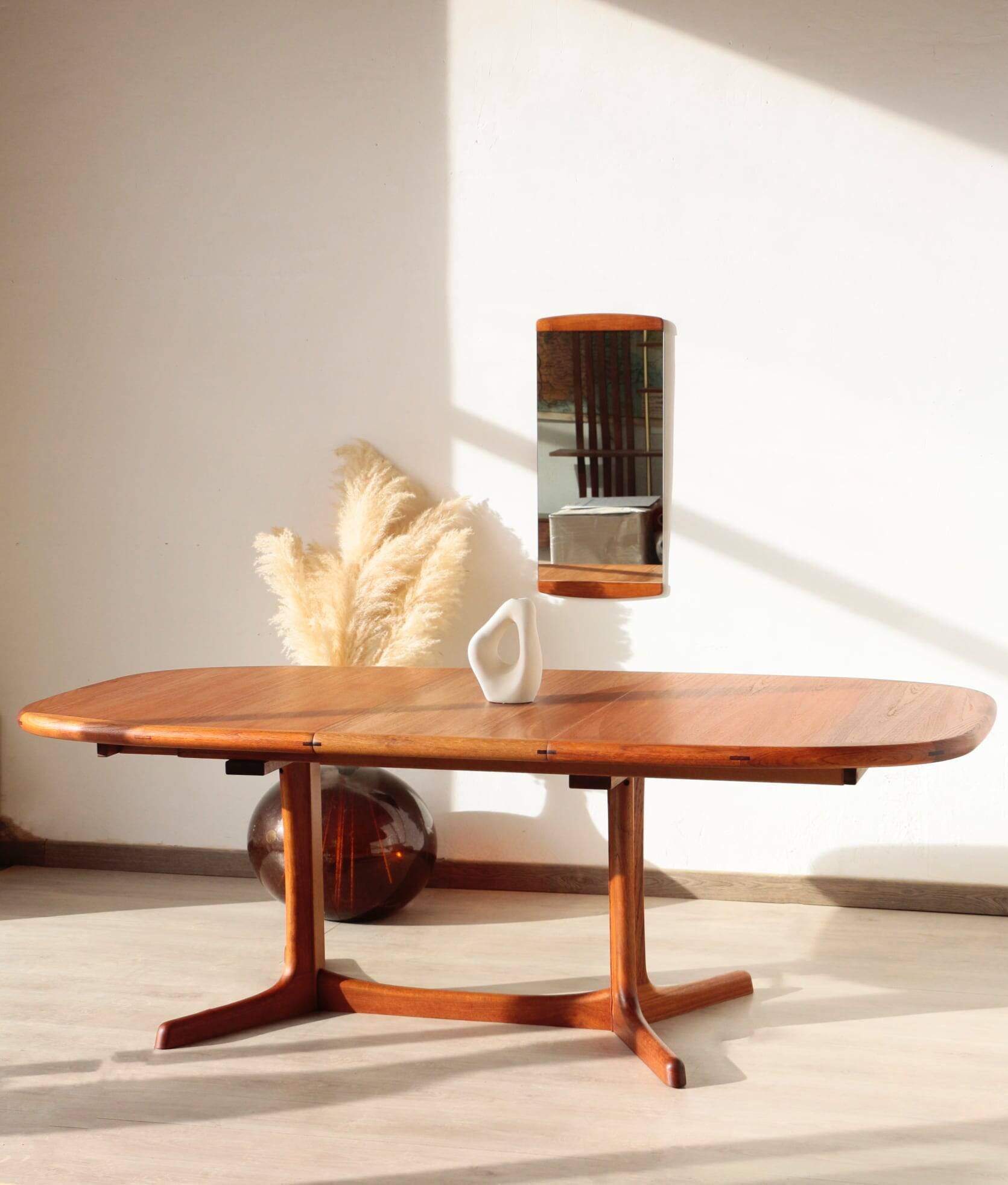 Vintage Dyrlund dining table in teak – the excellence of Danish design.