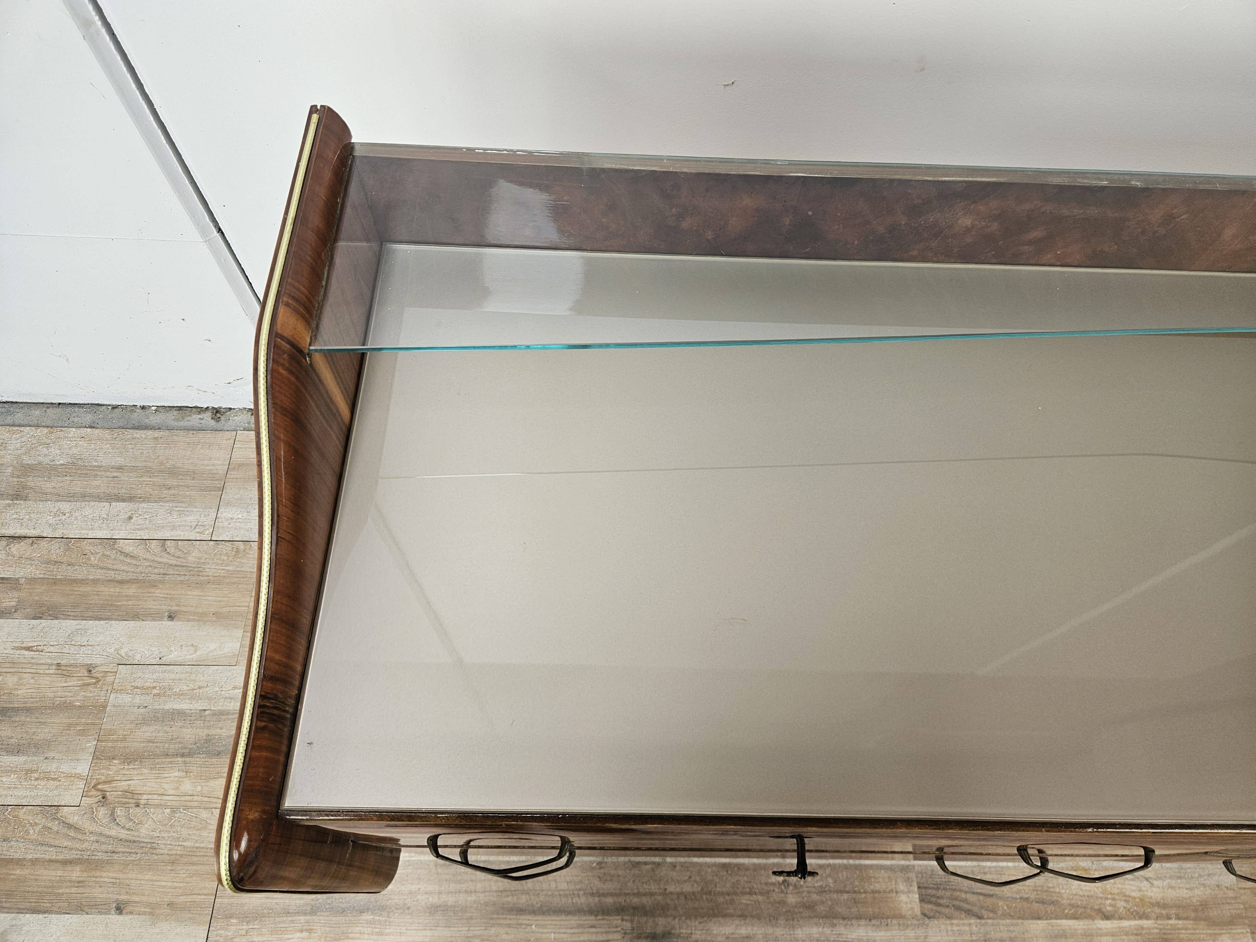 Commode en noyer avec dessus en verre double.
