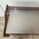Commode en noyer avec dessus en verre double.