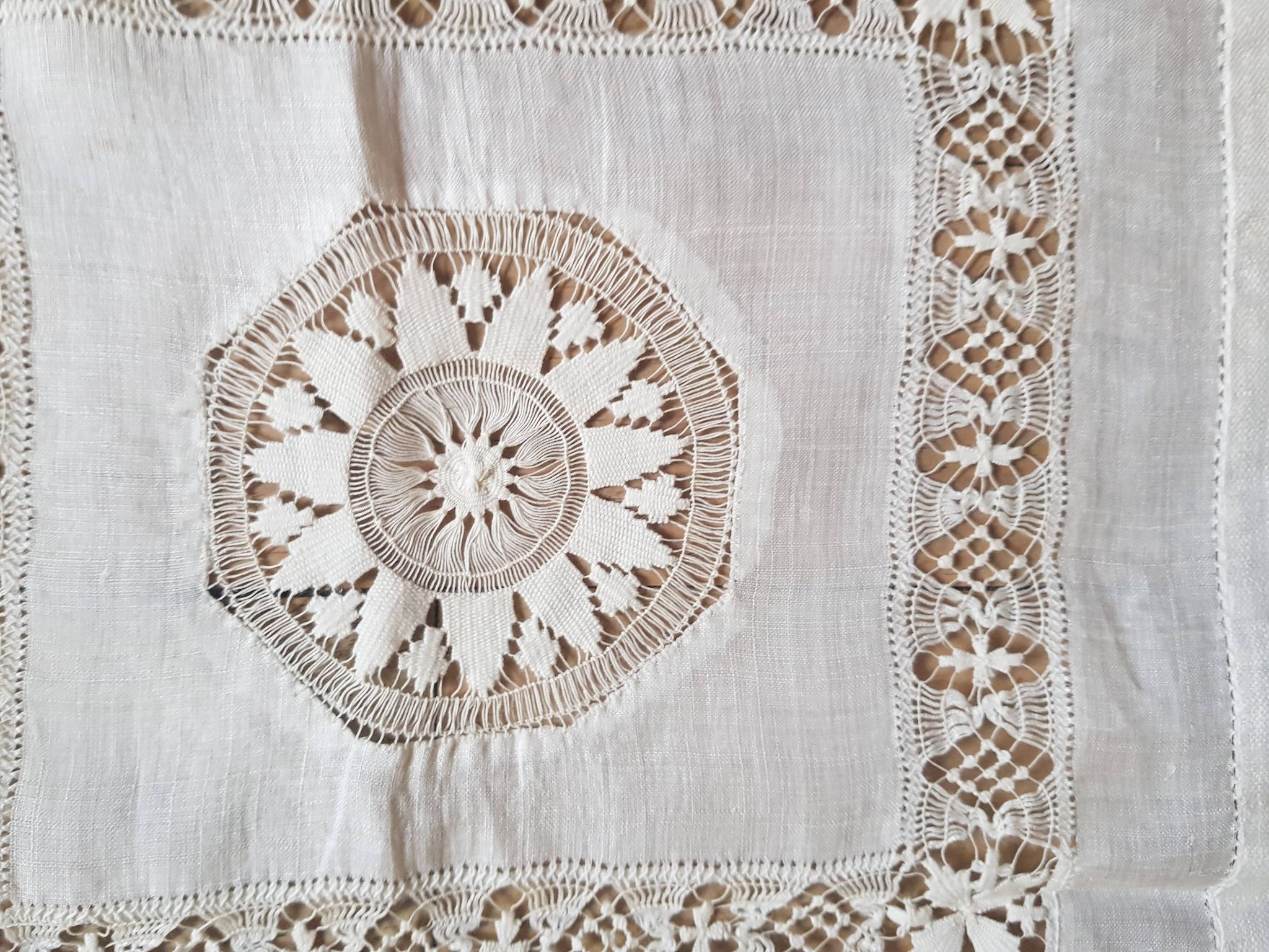 Nappe brodée main