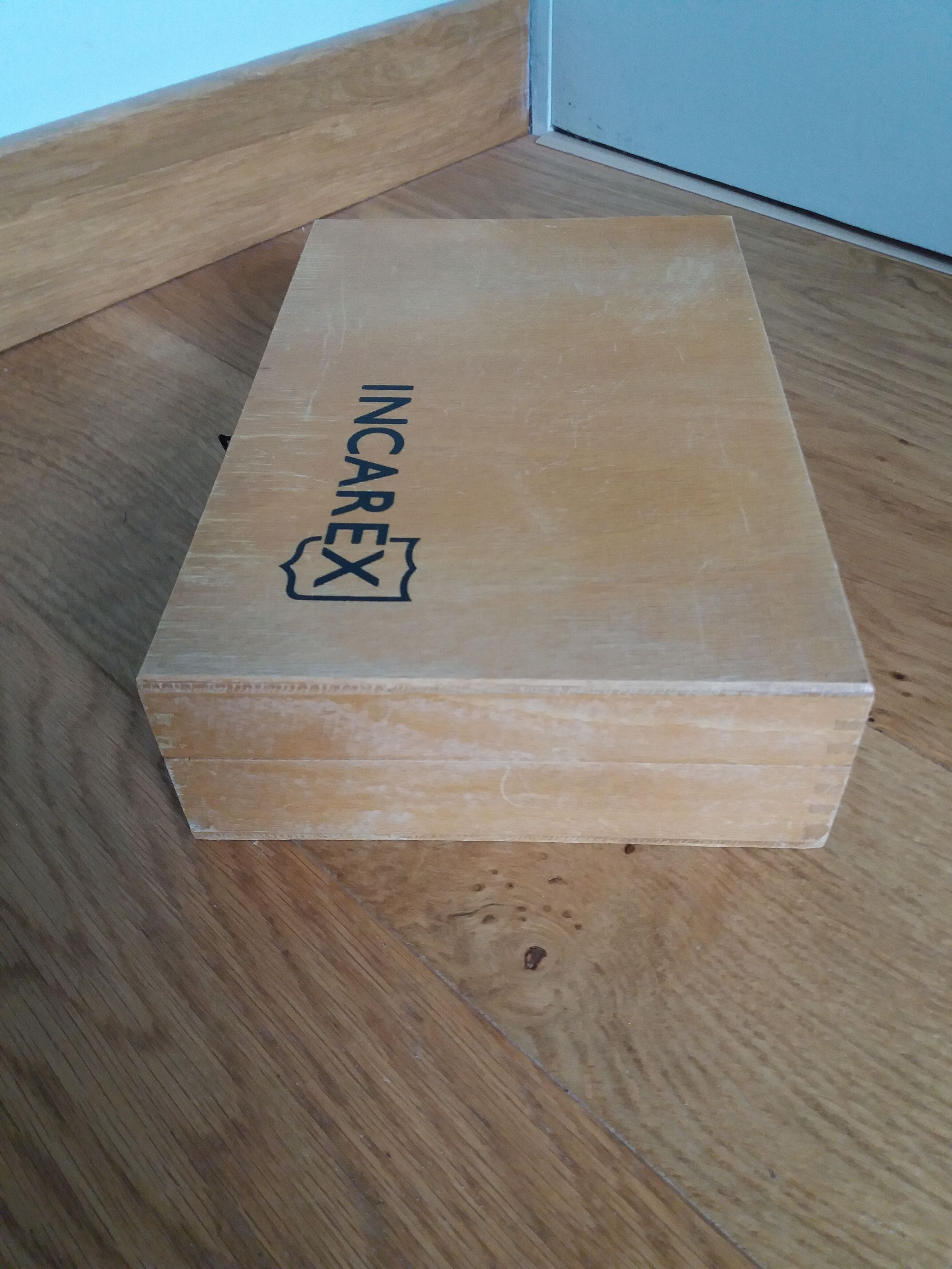 Box compartmentalized wooden