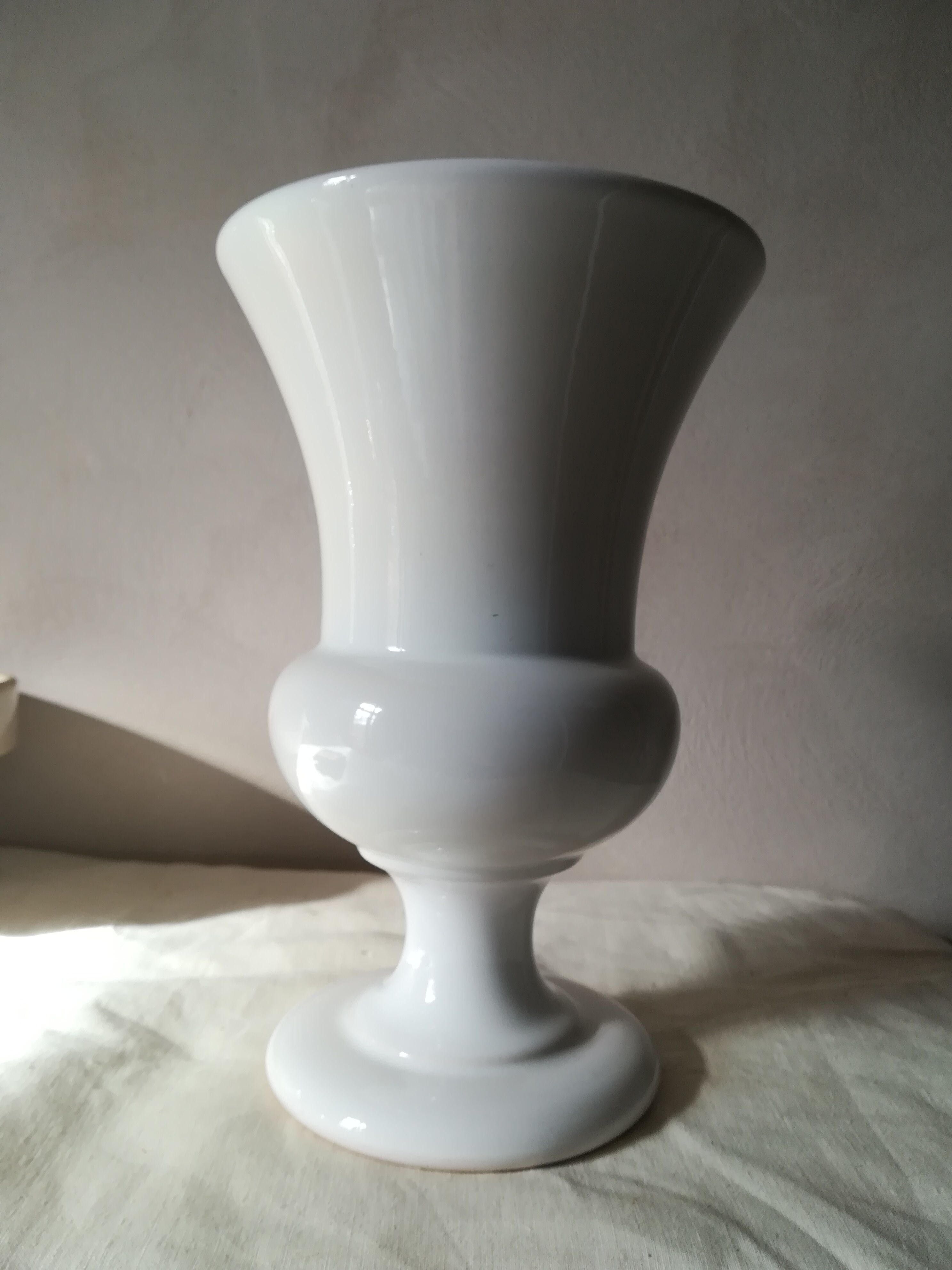 Vase medicis en faïence blanche