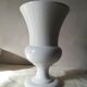 Vase medicis en faïence blanche