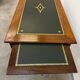 Bureau Louis XVI tapis cuir vert avec tablettes