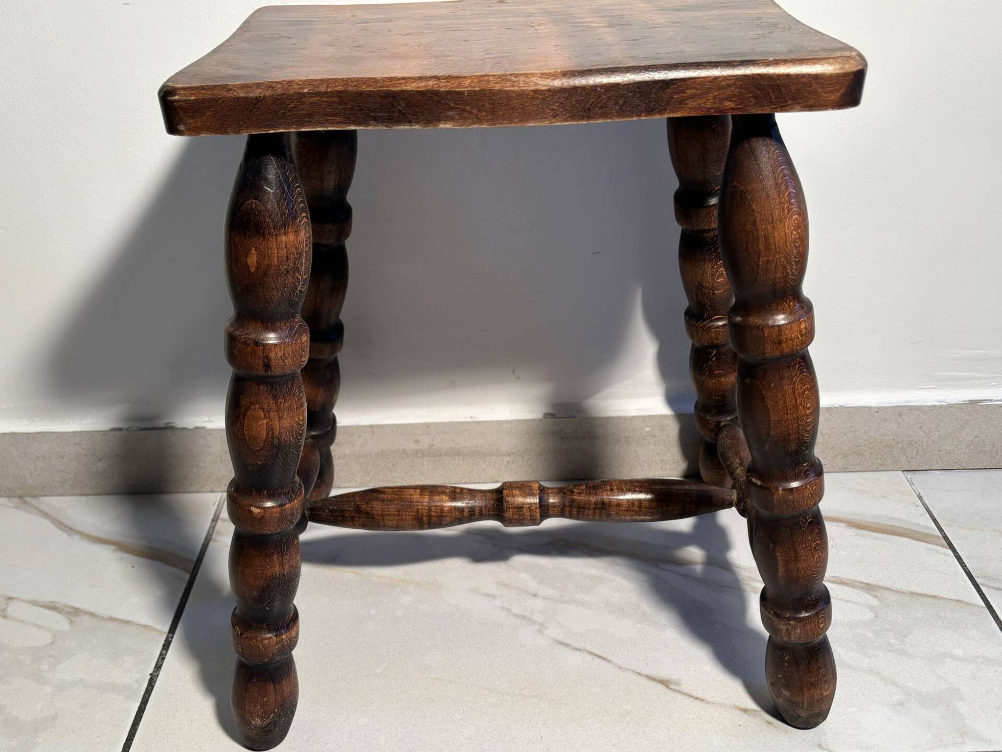 Vintage low stool in solid wood with turned legs – 1950