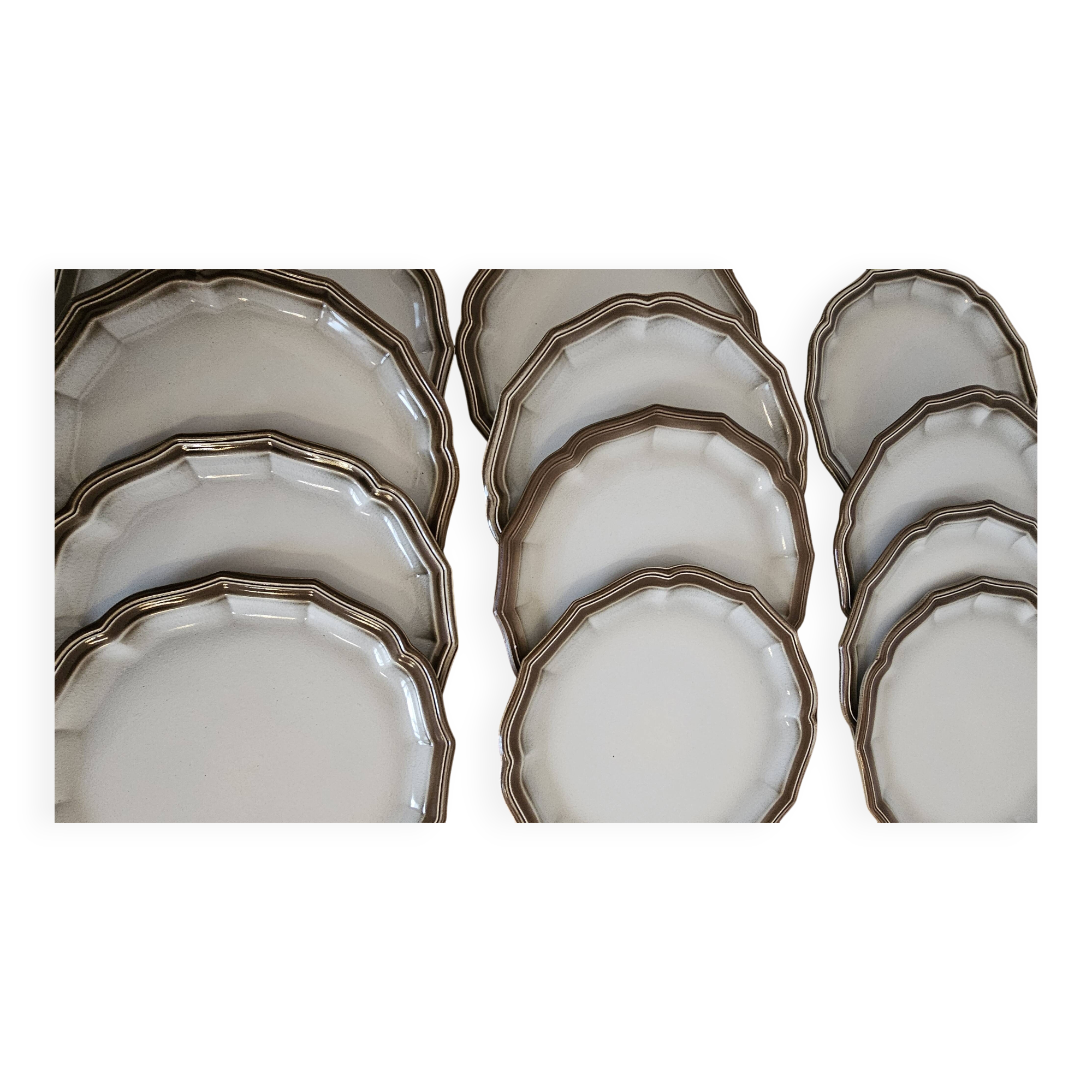 Service of 12 flat plates Salins France, taupe rim.