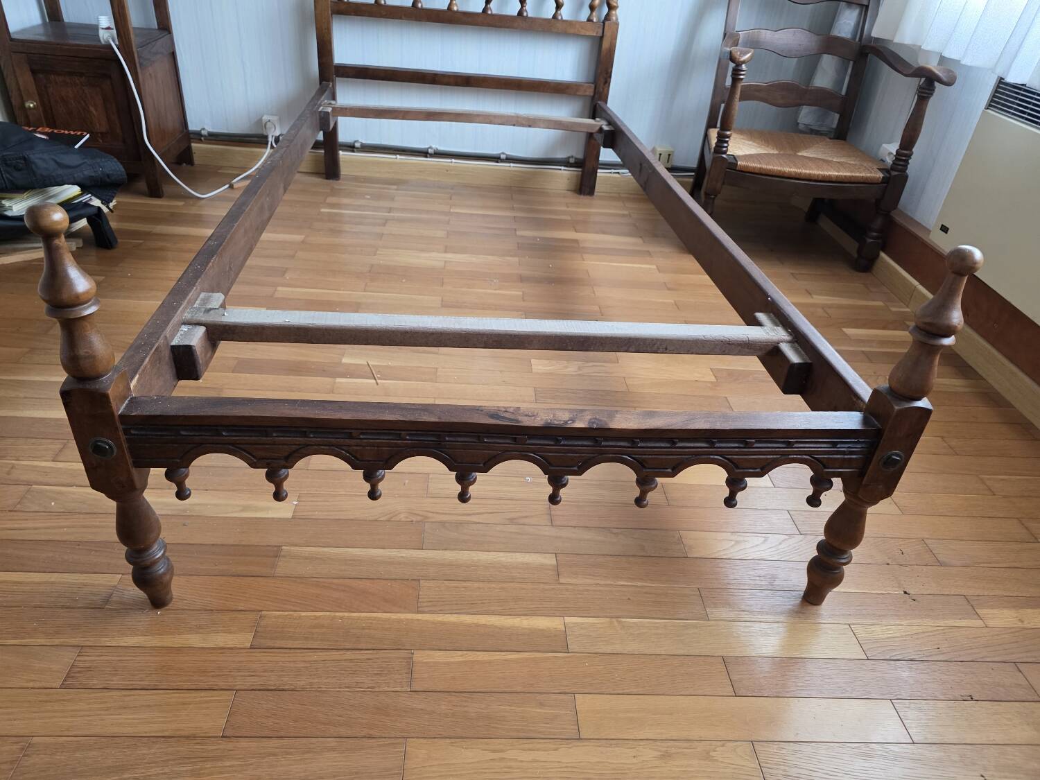 Paire de lits en bois sculpté