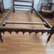 Paire de lits en bois sculpté