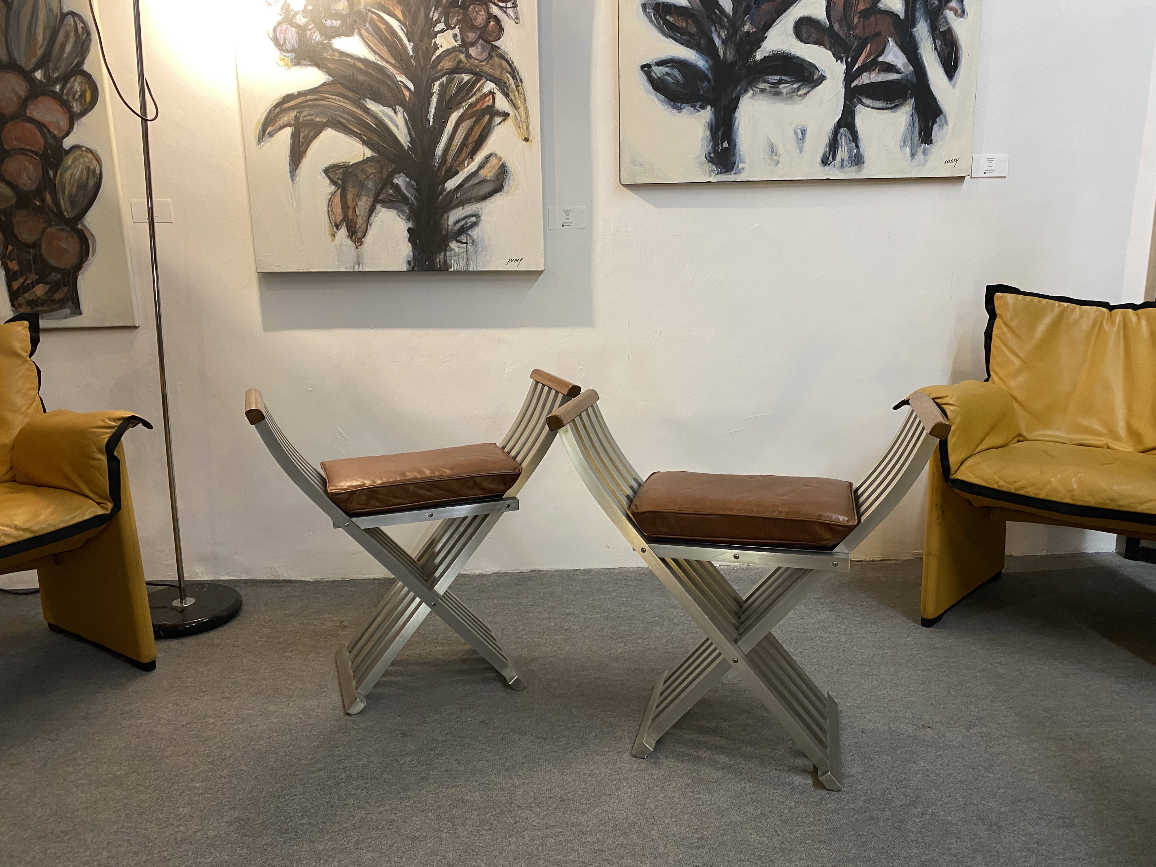 Pair of curule chairs designed by John Vesey, 1958, USA, brushed aluminum, walnut and leather