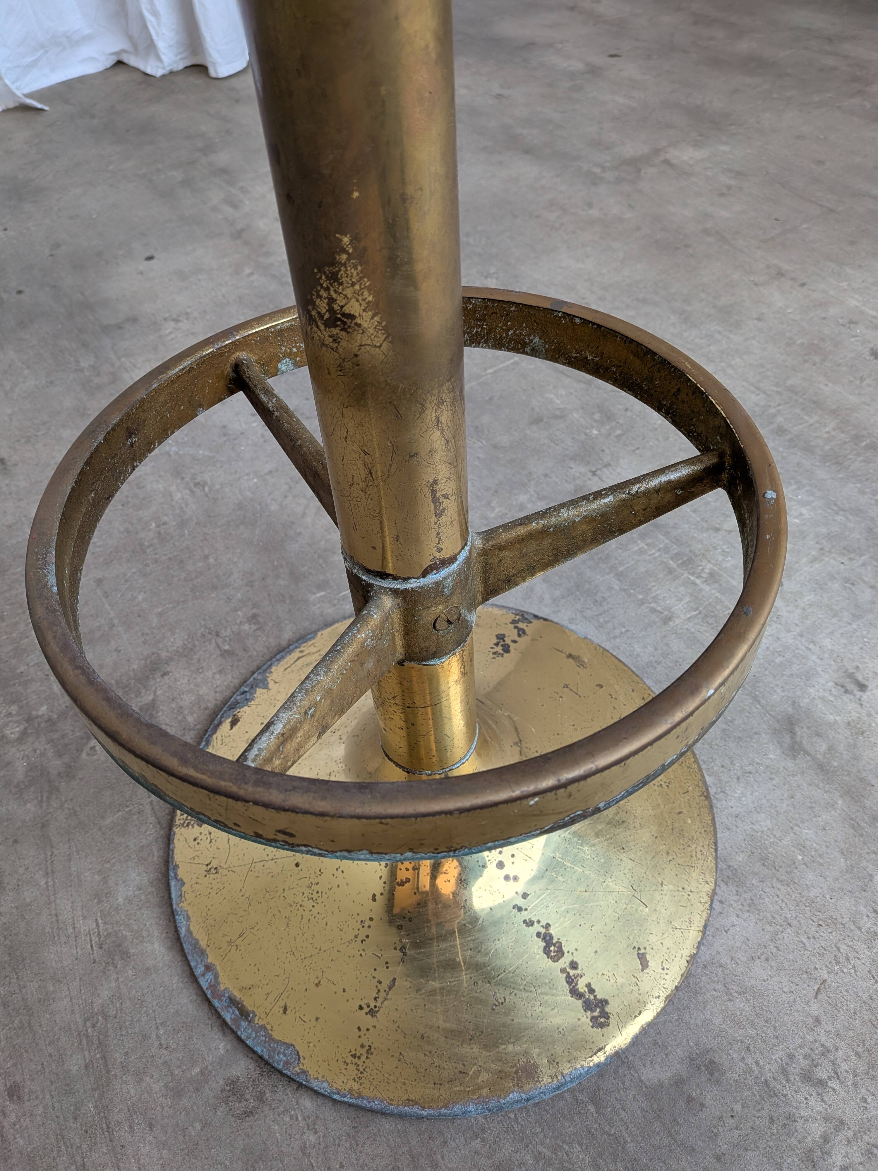 Tabouret de bar italien mid-century modern en laiton et cuir
