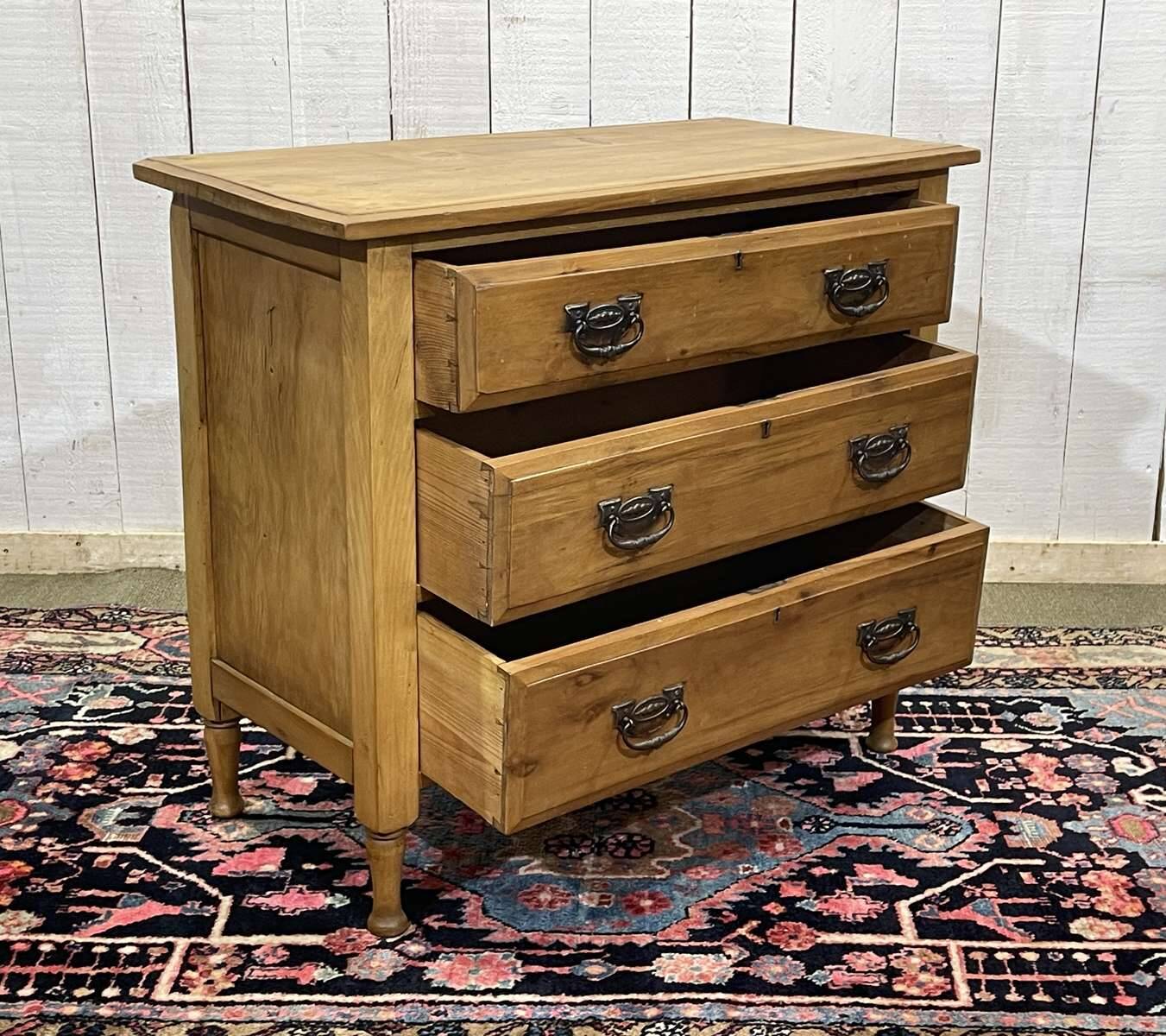 Commode anglaise en noyer du début XXème
