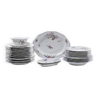 Service of 28 pieces Bernardaud Limoges porcelain with floral decoration from the 1920s to 1950s.