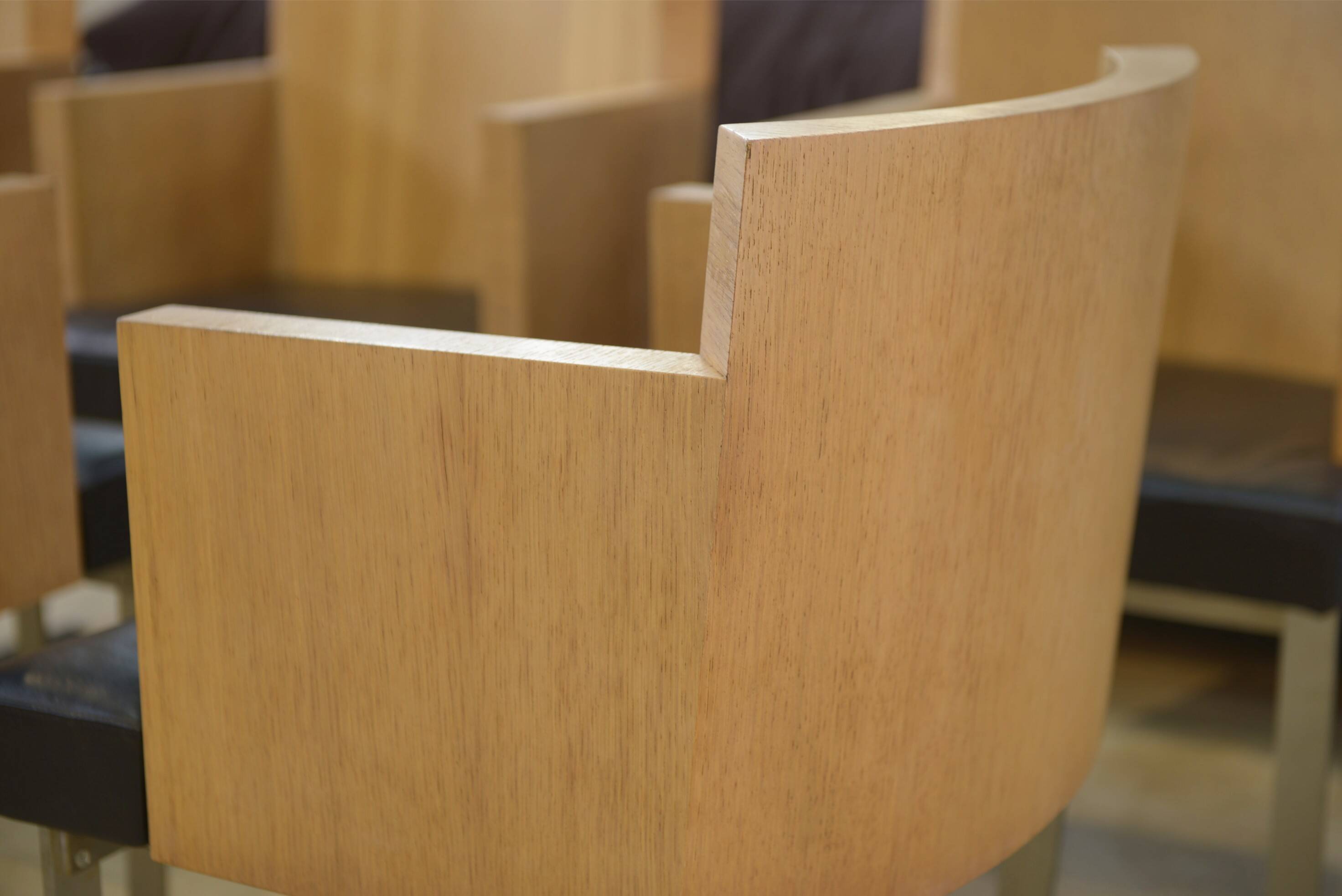 Set of 6 designer armchairs in oak and leather from the 1980s.