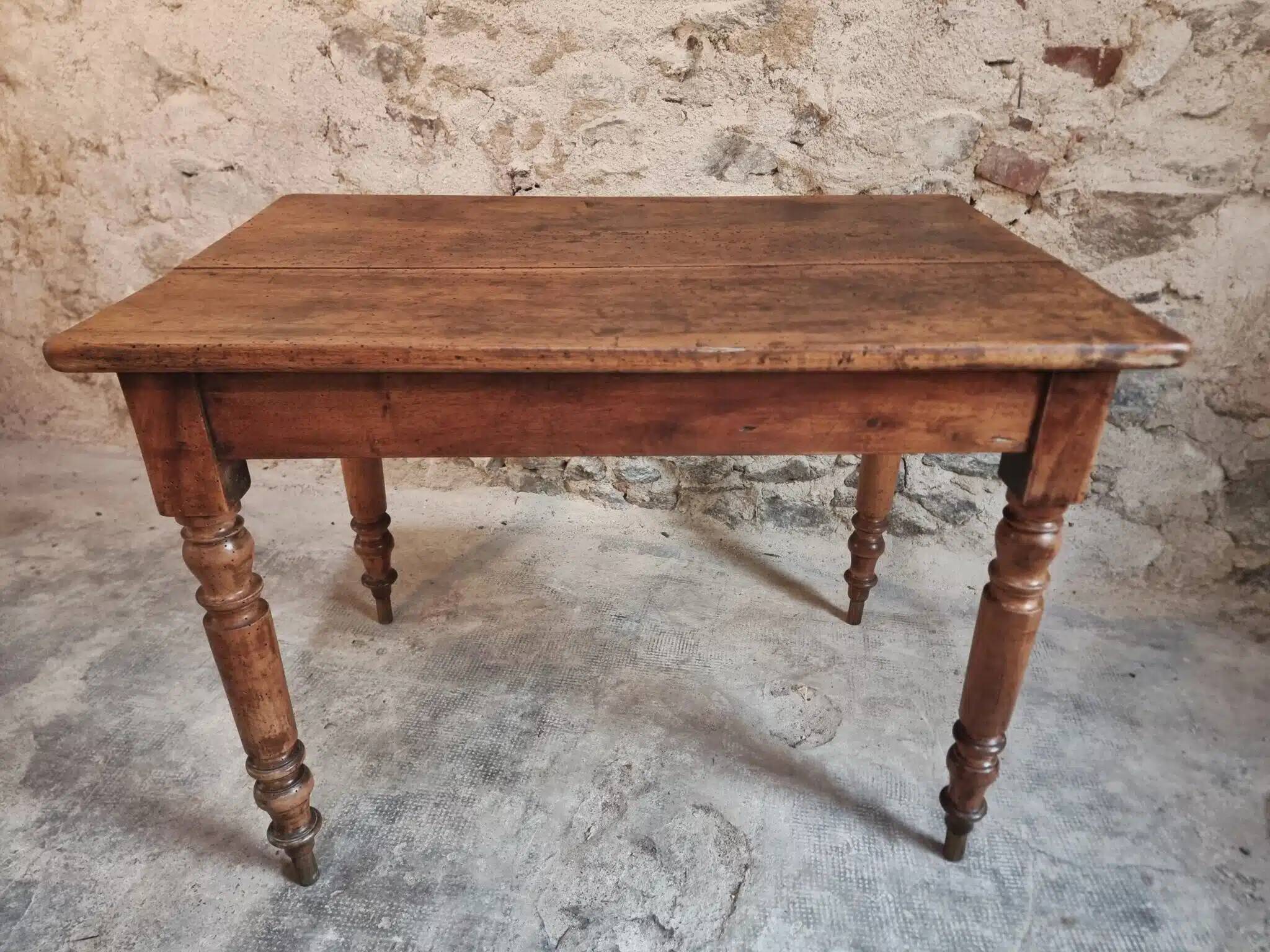 Table française ancienne en noyer – Table de cuisine ou bureau du XIXe siècle avec tiroir (100 × 64 × 74 cm)