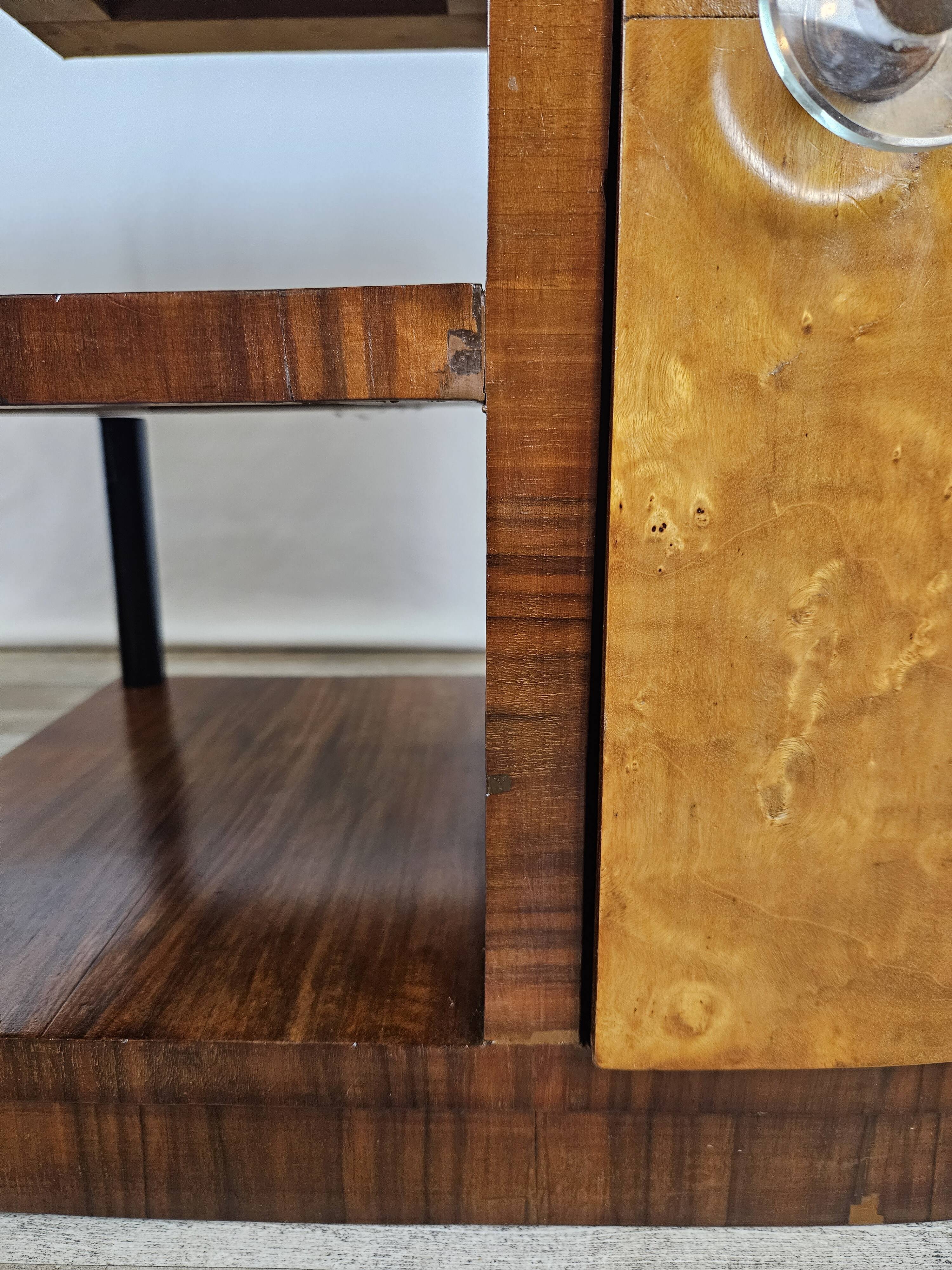 Pair of Art Decò bedside tables in walnut and thuja
