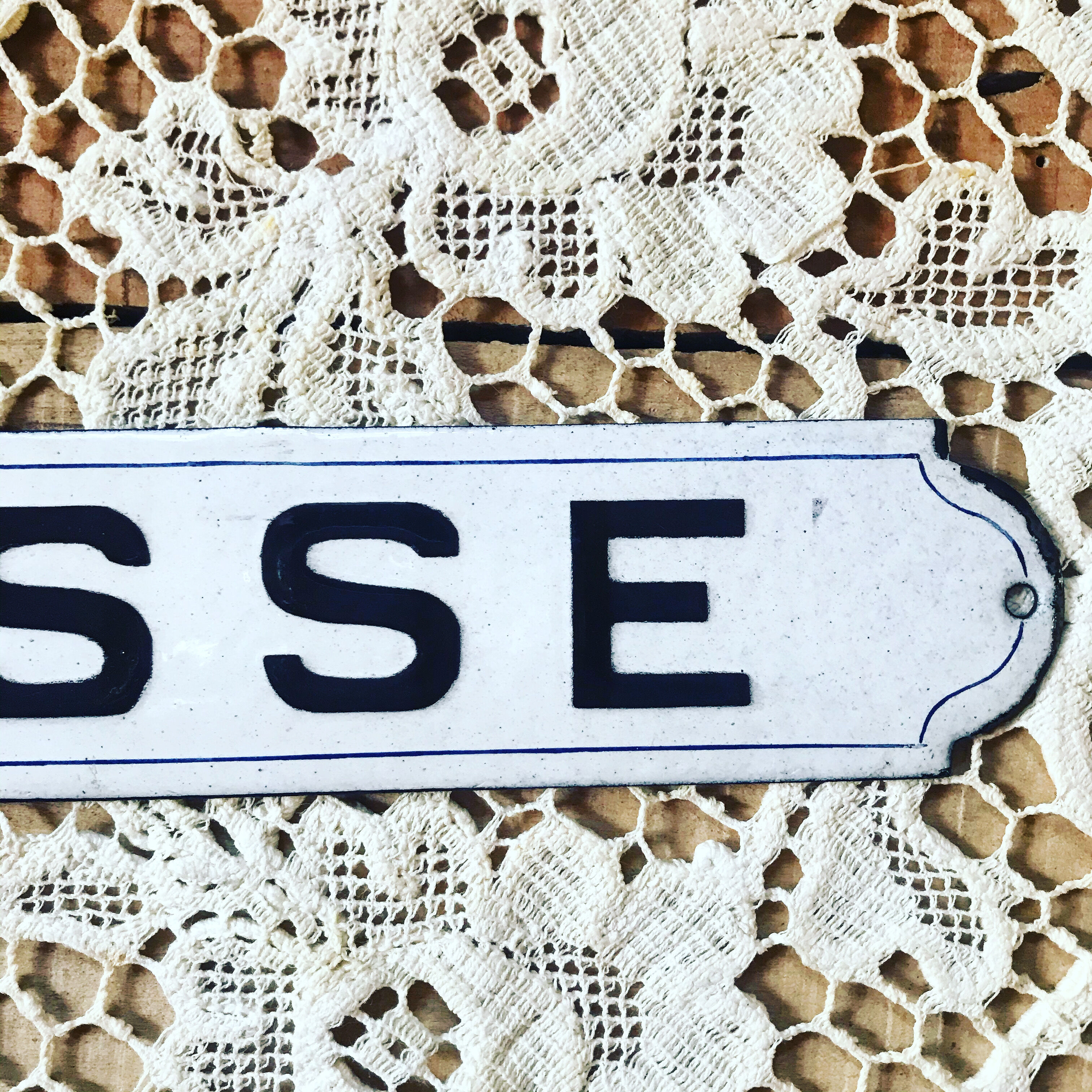 "caisse" enamelled trade plate.
