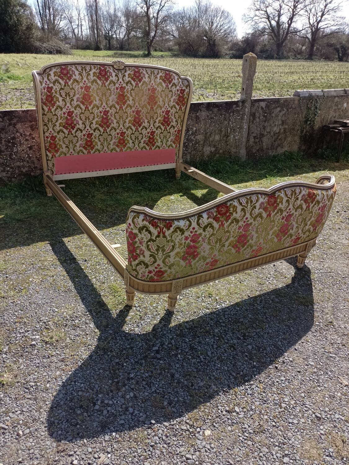 L VI upholstered bed