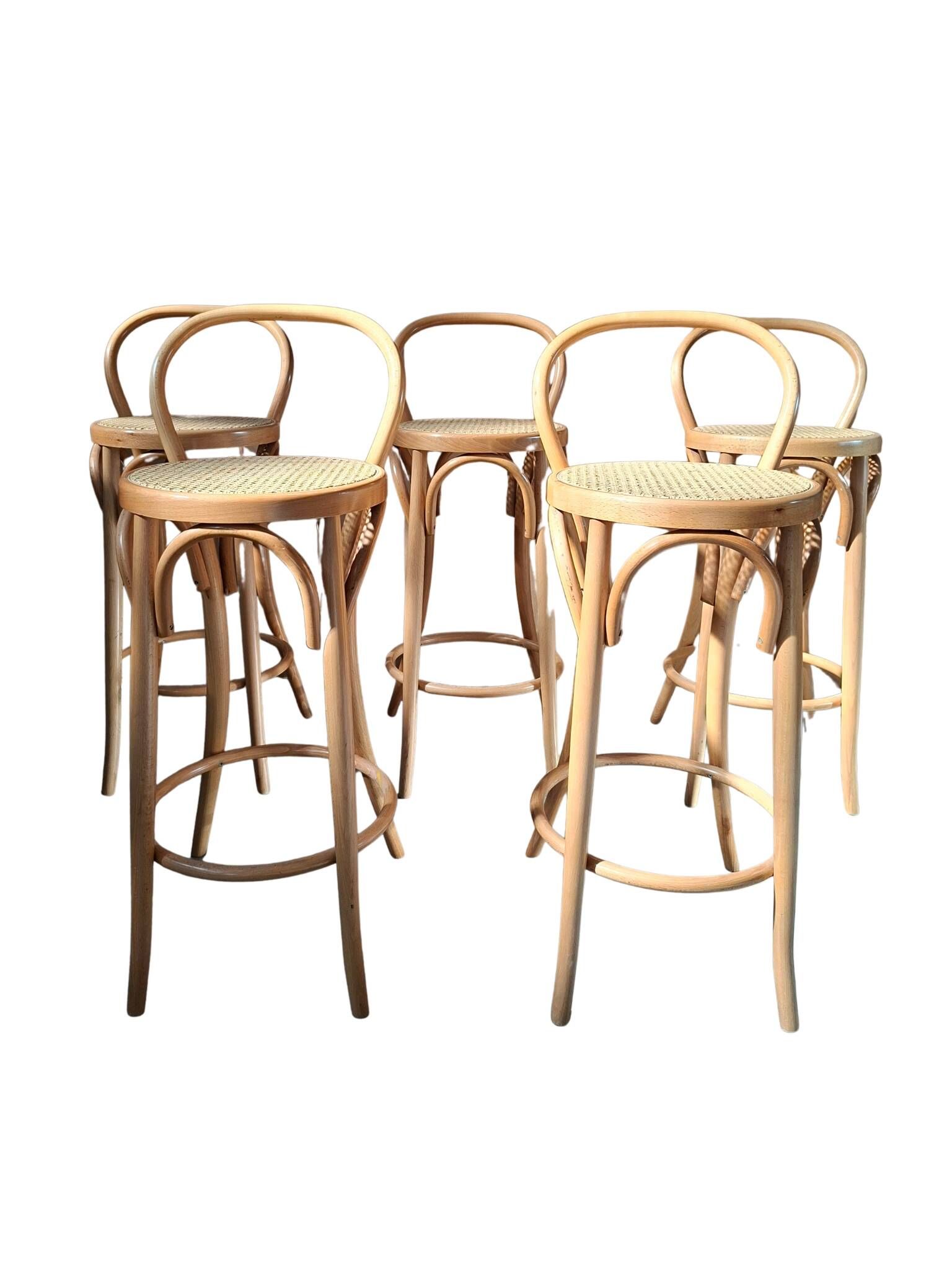 Ensemble de 5 tabourets style Thonet en bois courbé et paille de Vienne des années 70.