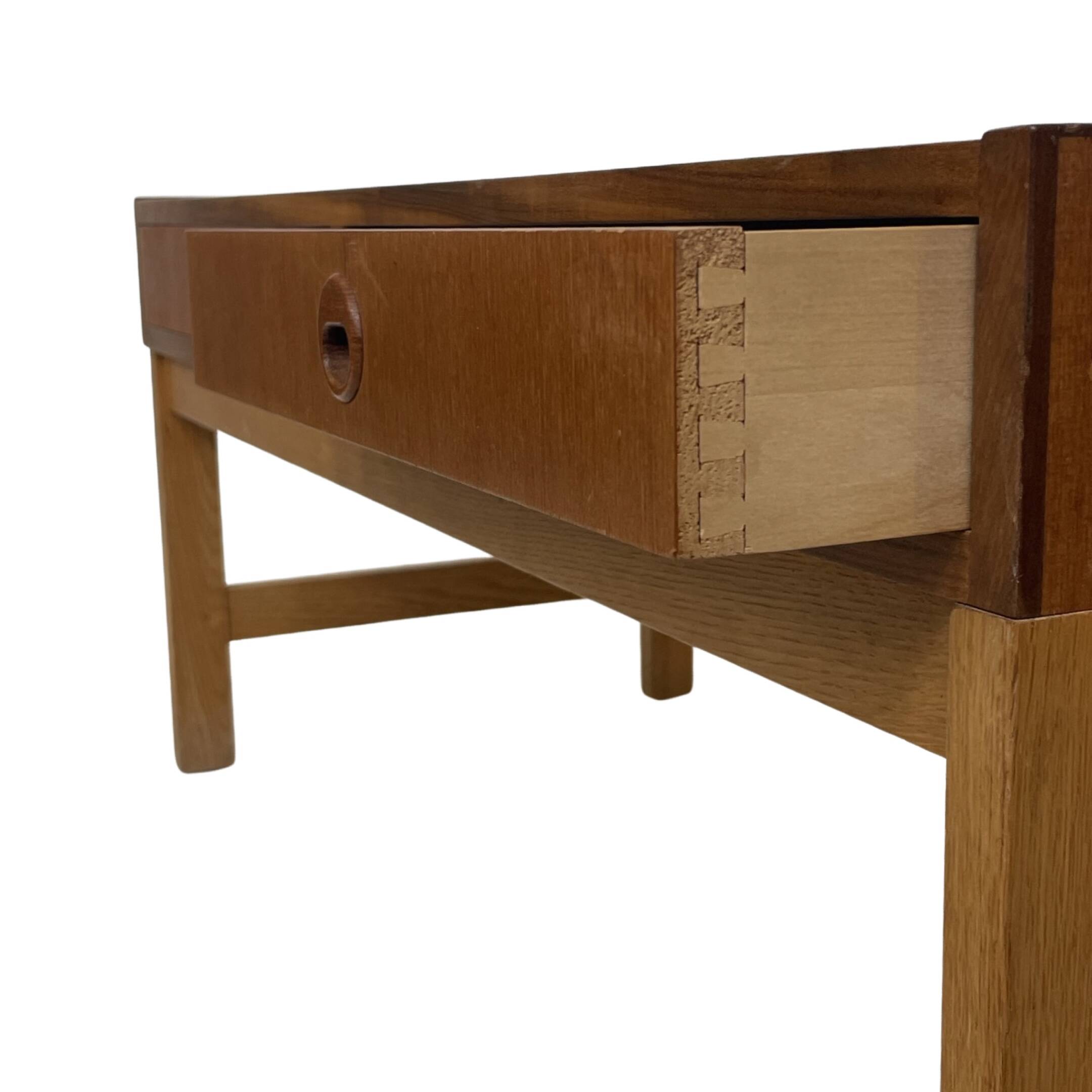 Meuble bas vintage danois modèle 1960, placage de teck