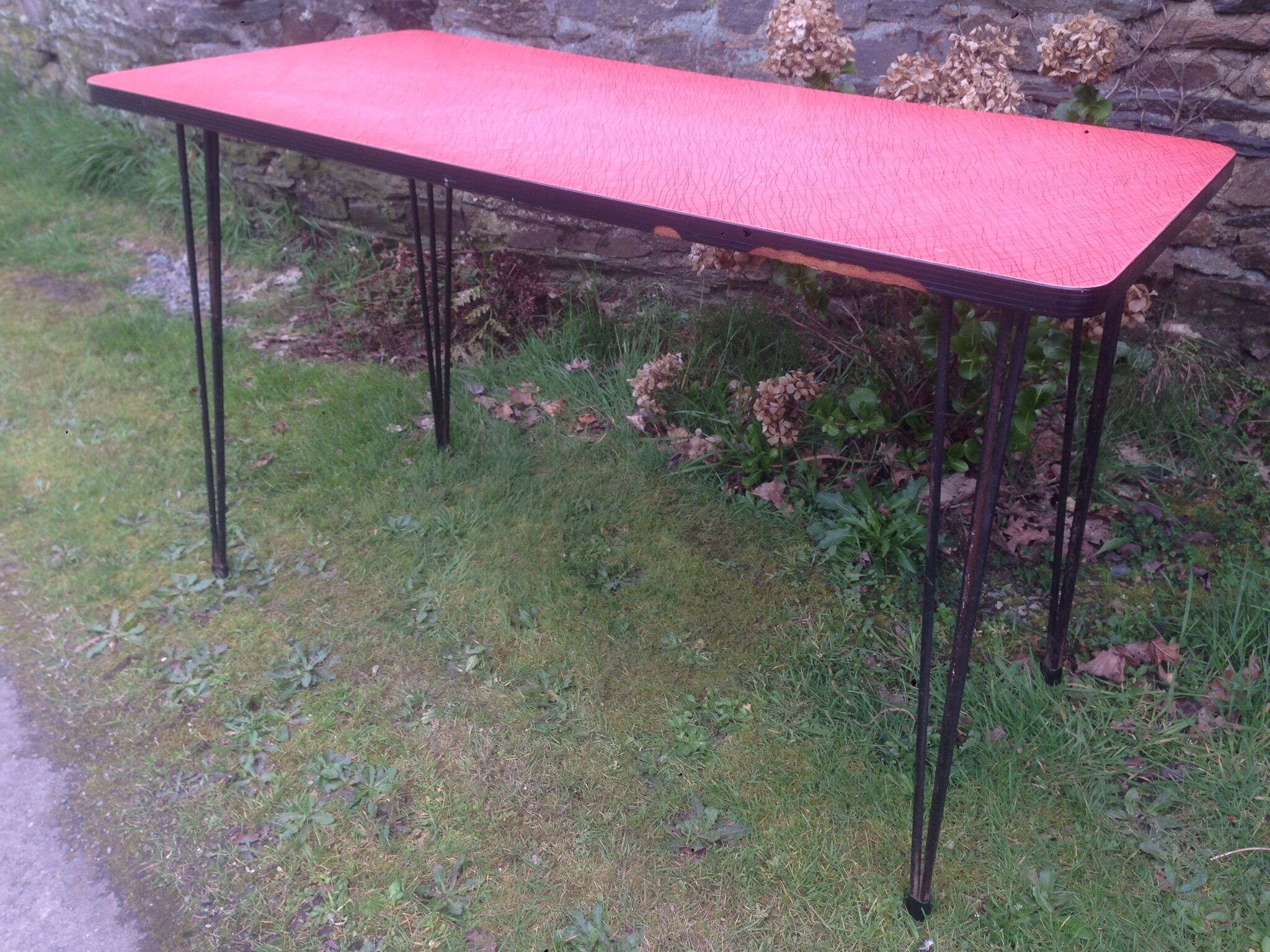 Vintage bistro table tray in red formica and black vermicelli pie eiffel metal.