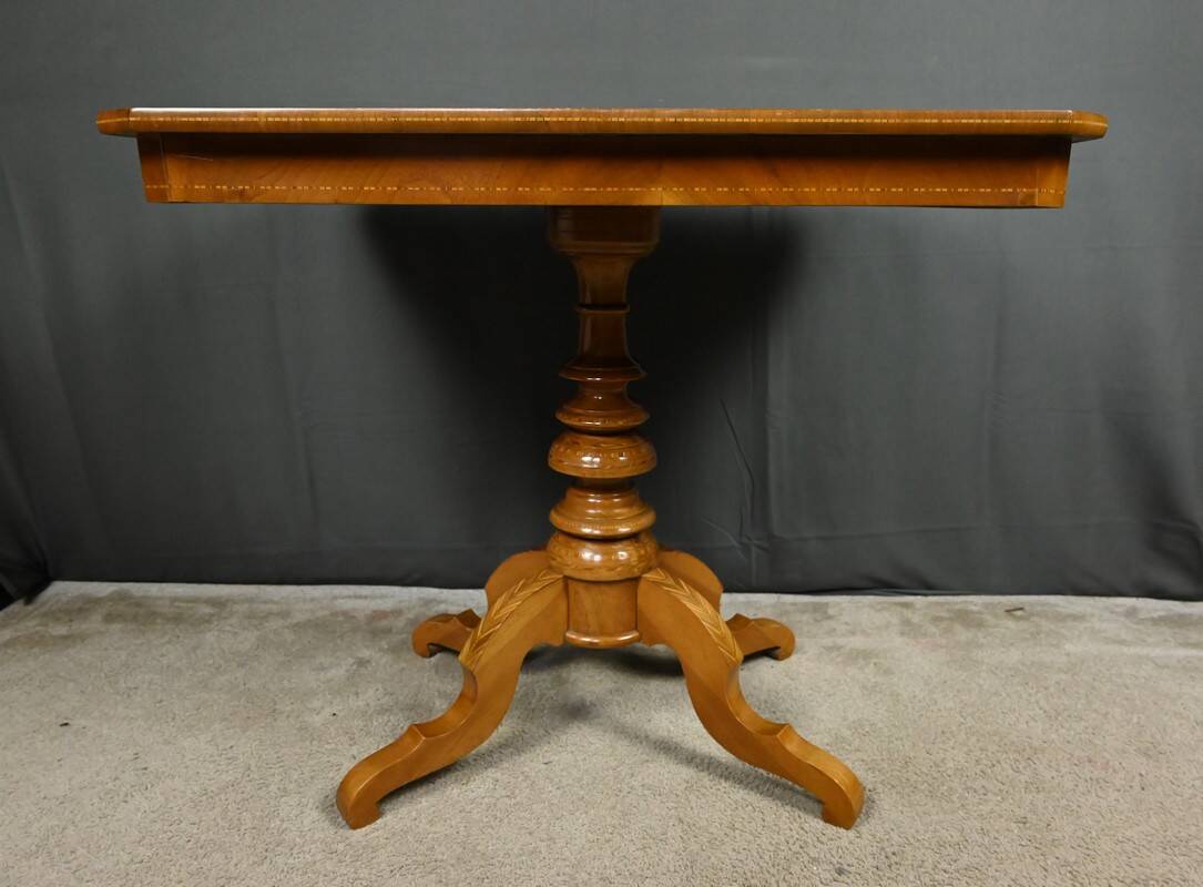 Living room table in cherry and walnut, Restoration style – late 19th century
