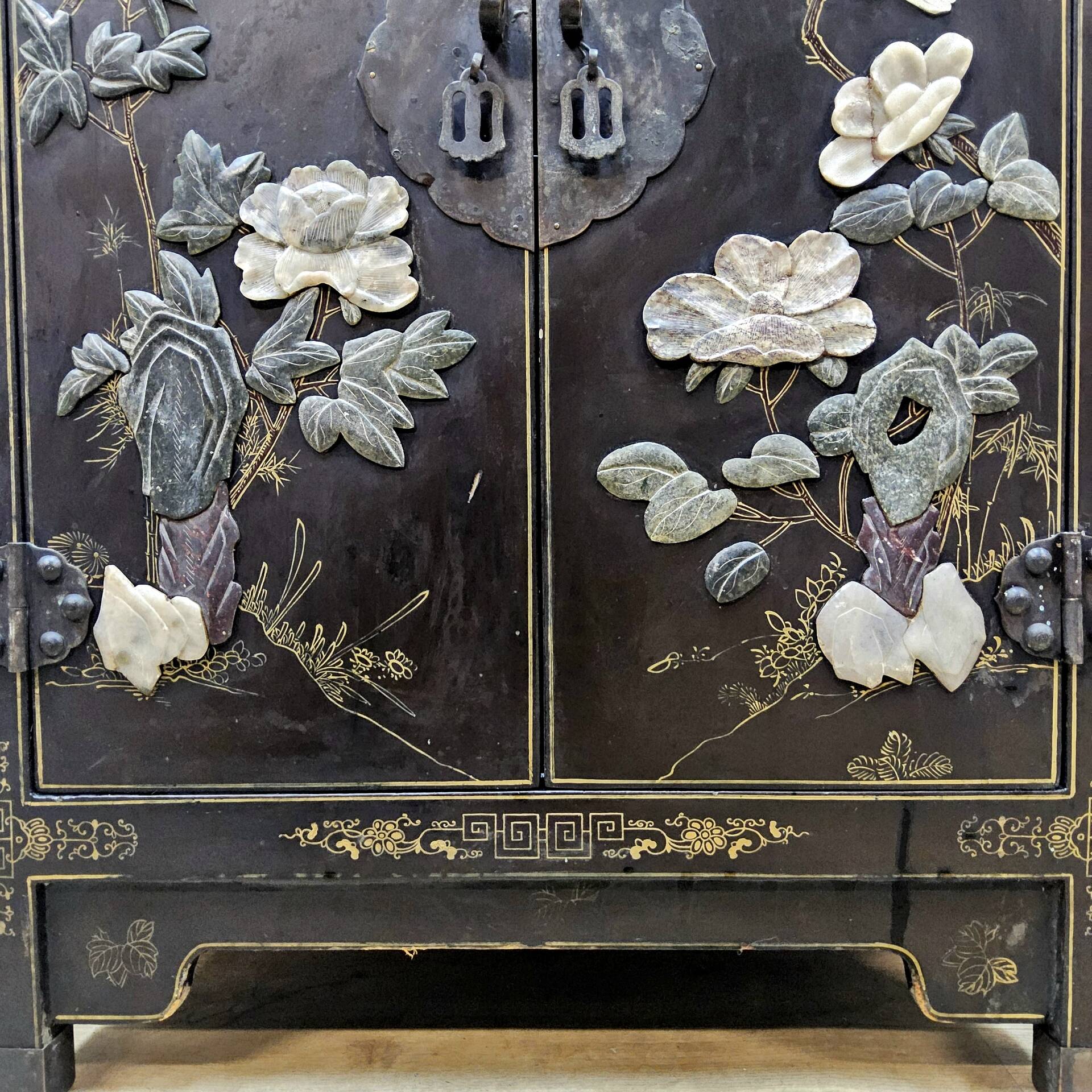 Cabinet laqué chinois vintage en pierre à savon, nacre / oiseaux