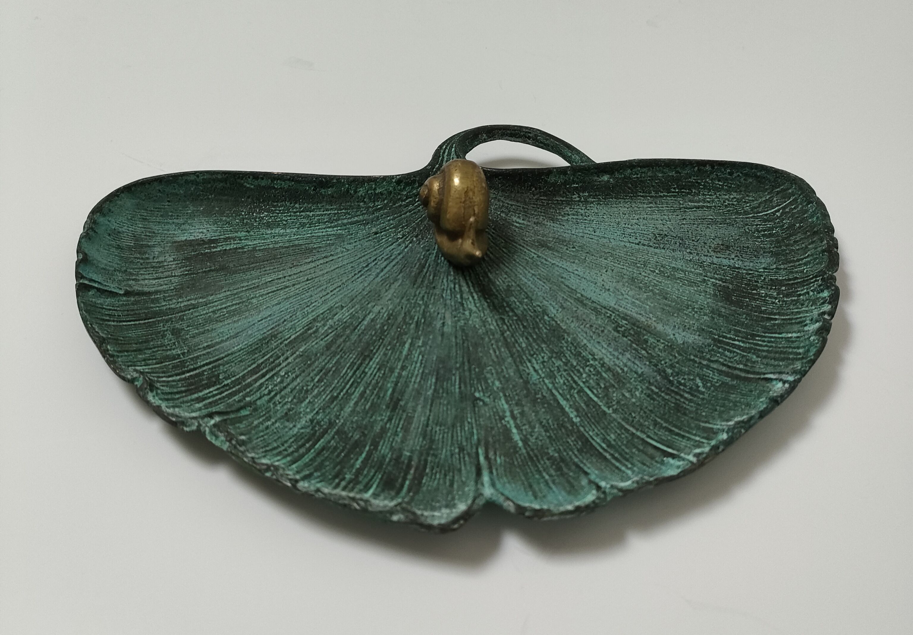 Vide poche escargot feuille ginkgo laiton patine vert de gris