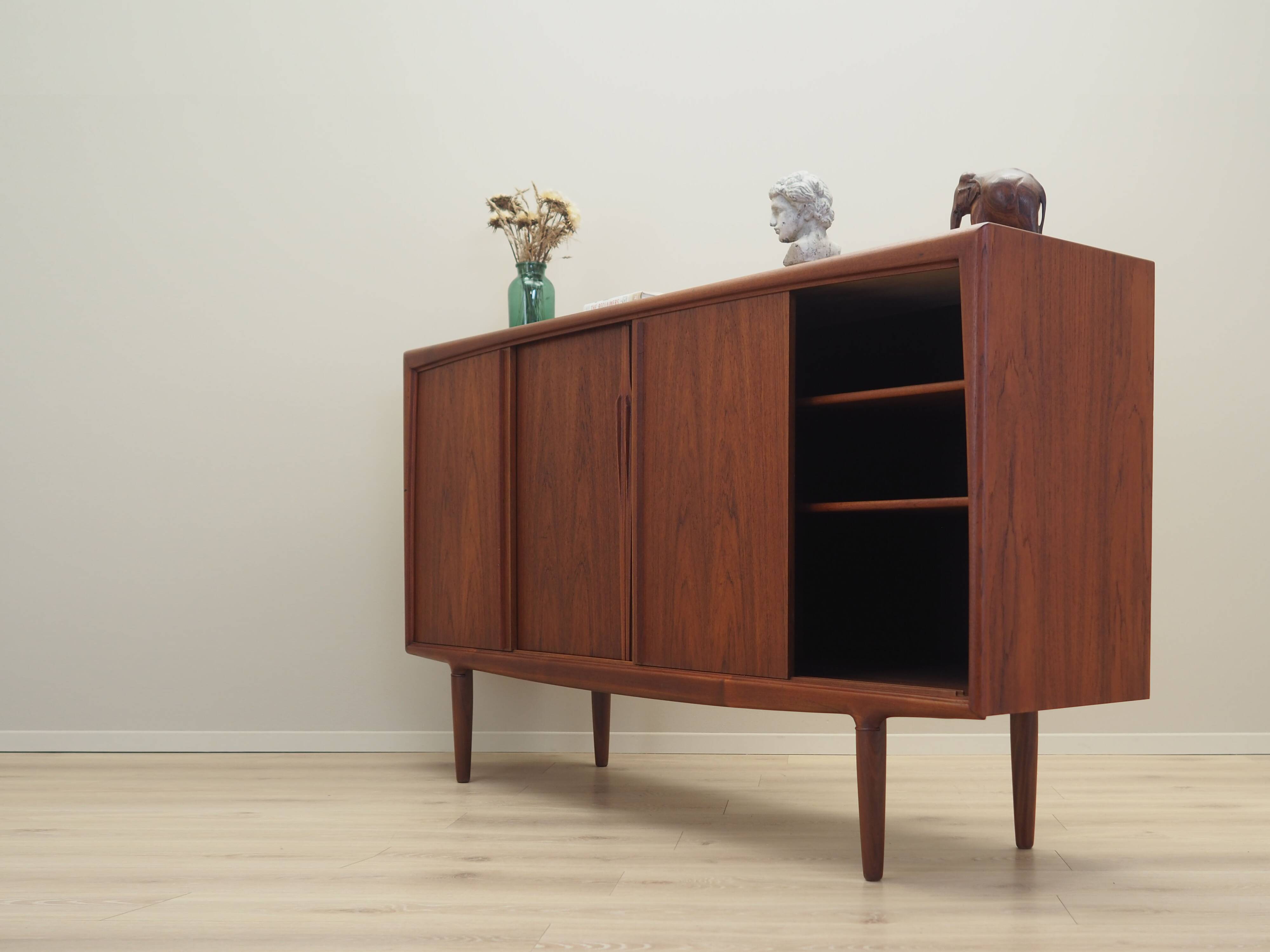 Buffet haut en teck, design danois, années 1960, production : Omann Jun
