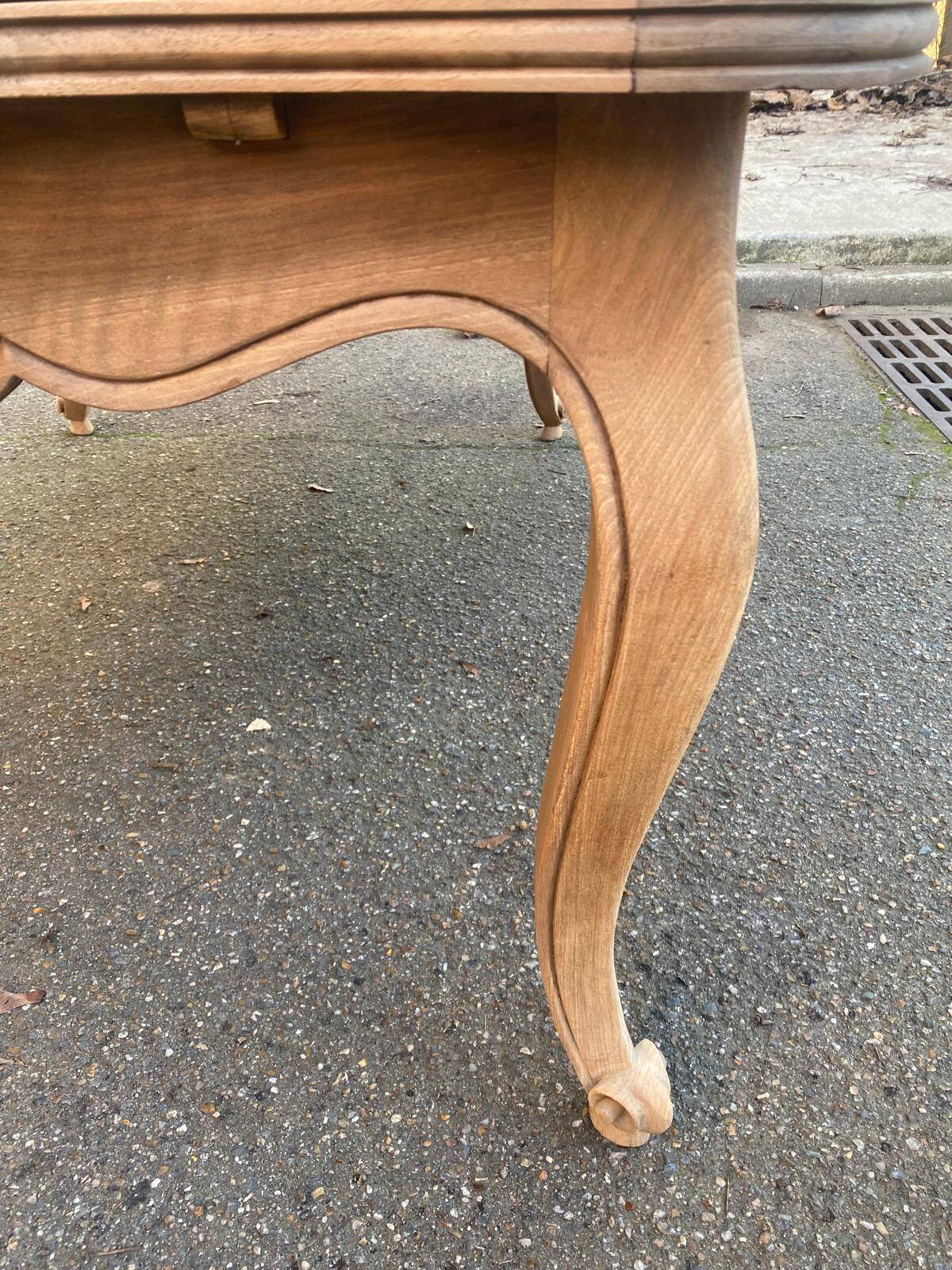 Louis XV extendable dining table, renovated, walnut, 250cm, 18th century.