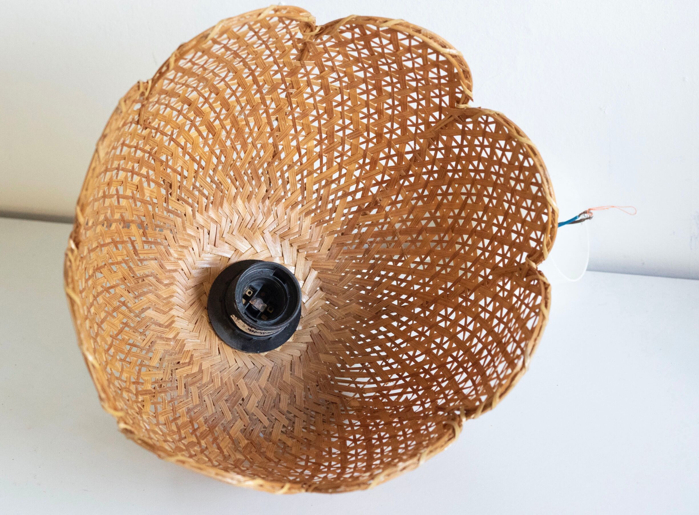Vintage flower suspension in wicker rattan