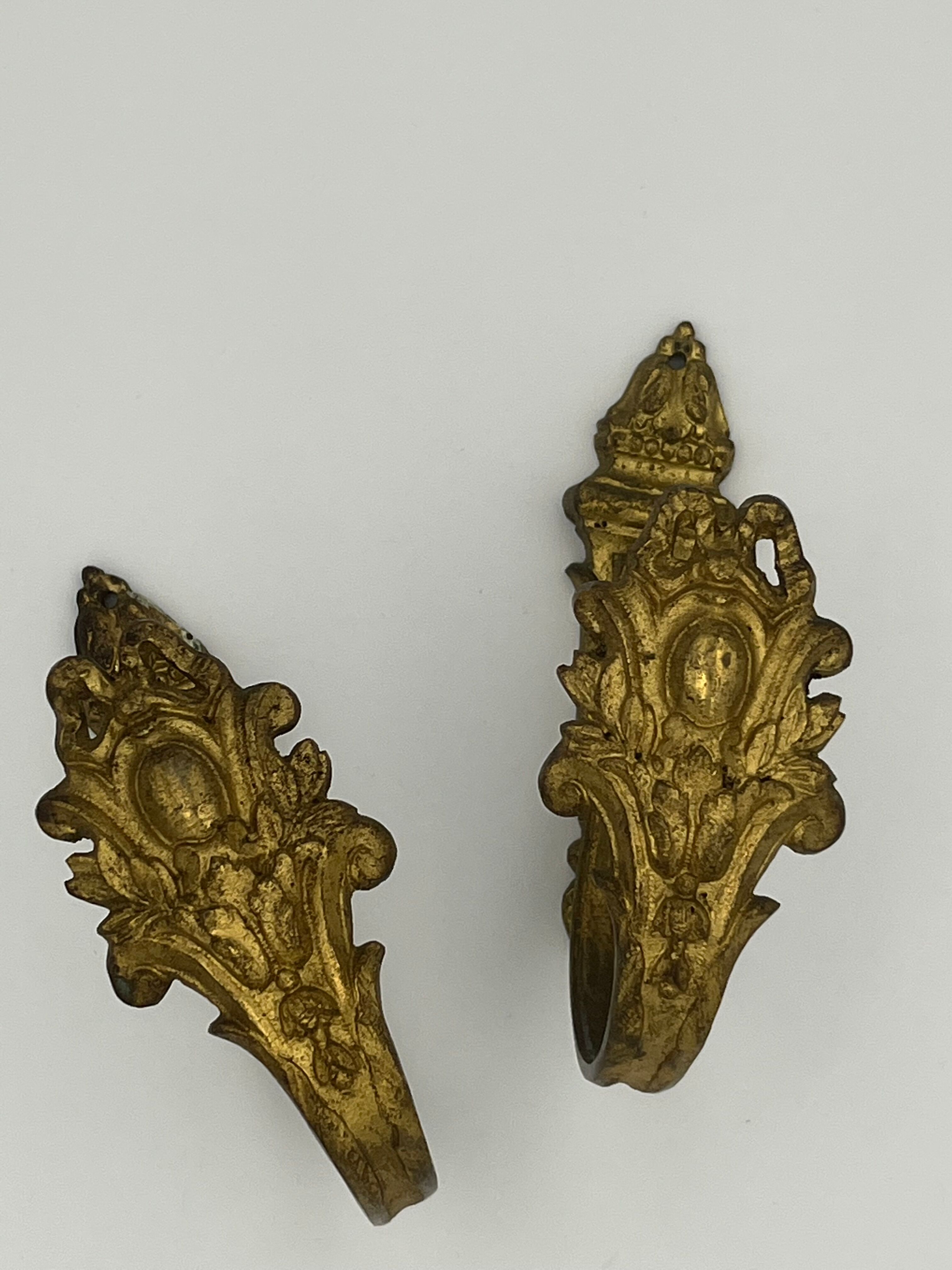 Pair of golden bronze kiss holders Rocaille style