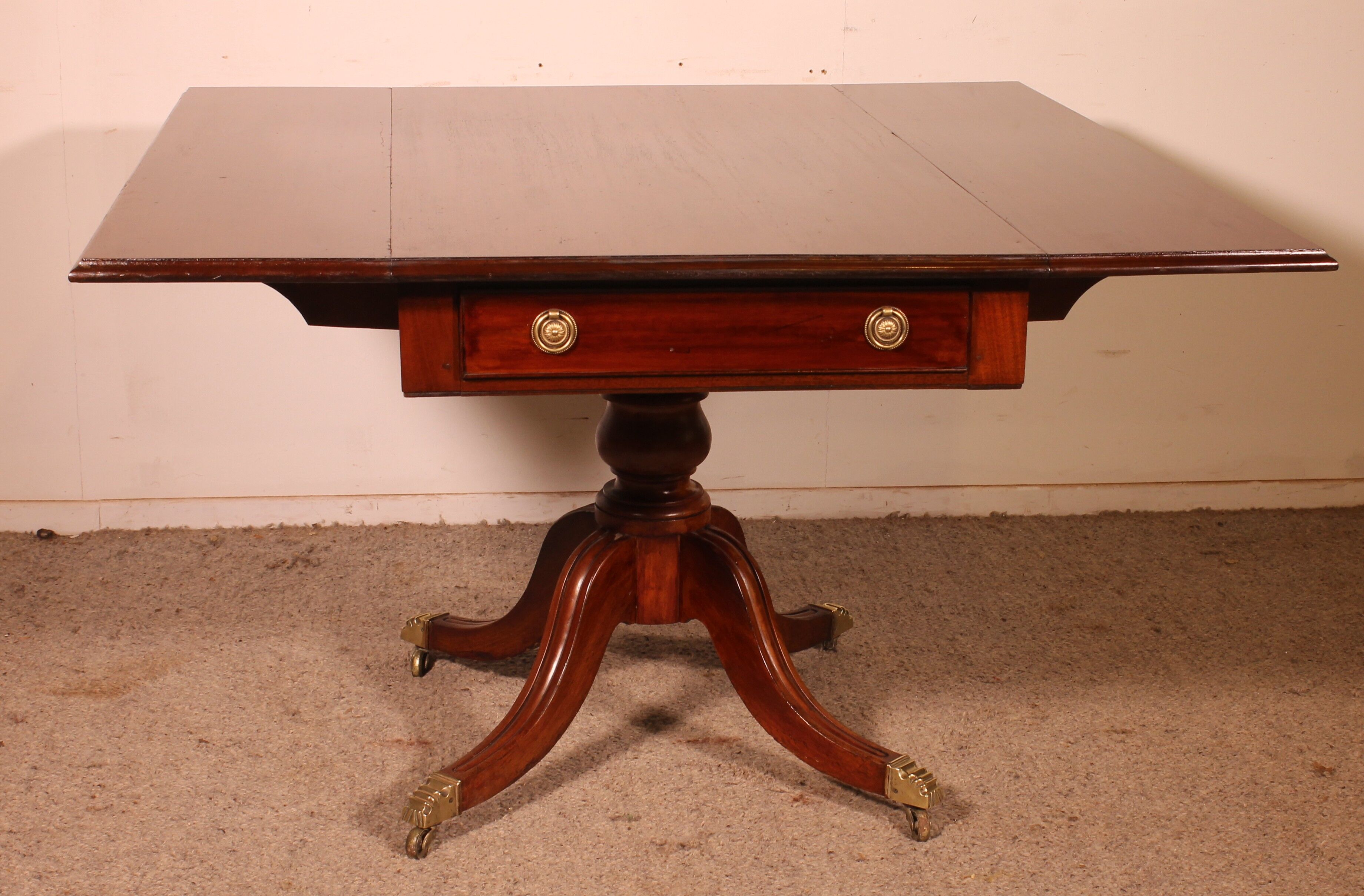 Pembroke table in solid mahogany from the 19th century.